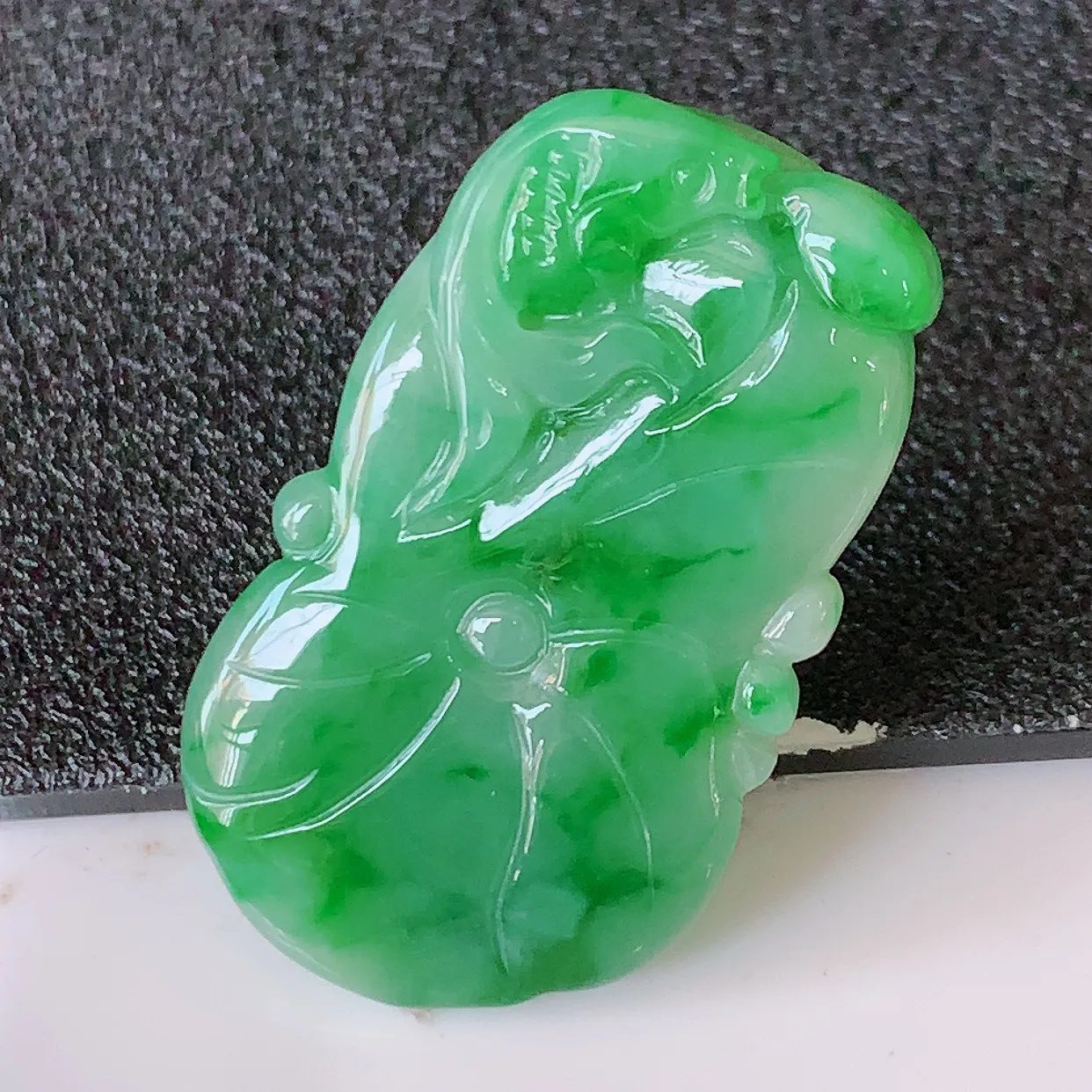 自然光实拍，冰润飘辣绿翡翠荷叶鱼、和和美美玉坠，财源广进，自然隐逸、荷本是素不着尘之物，有和美之寓意