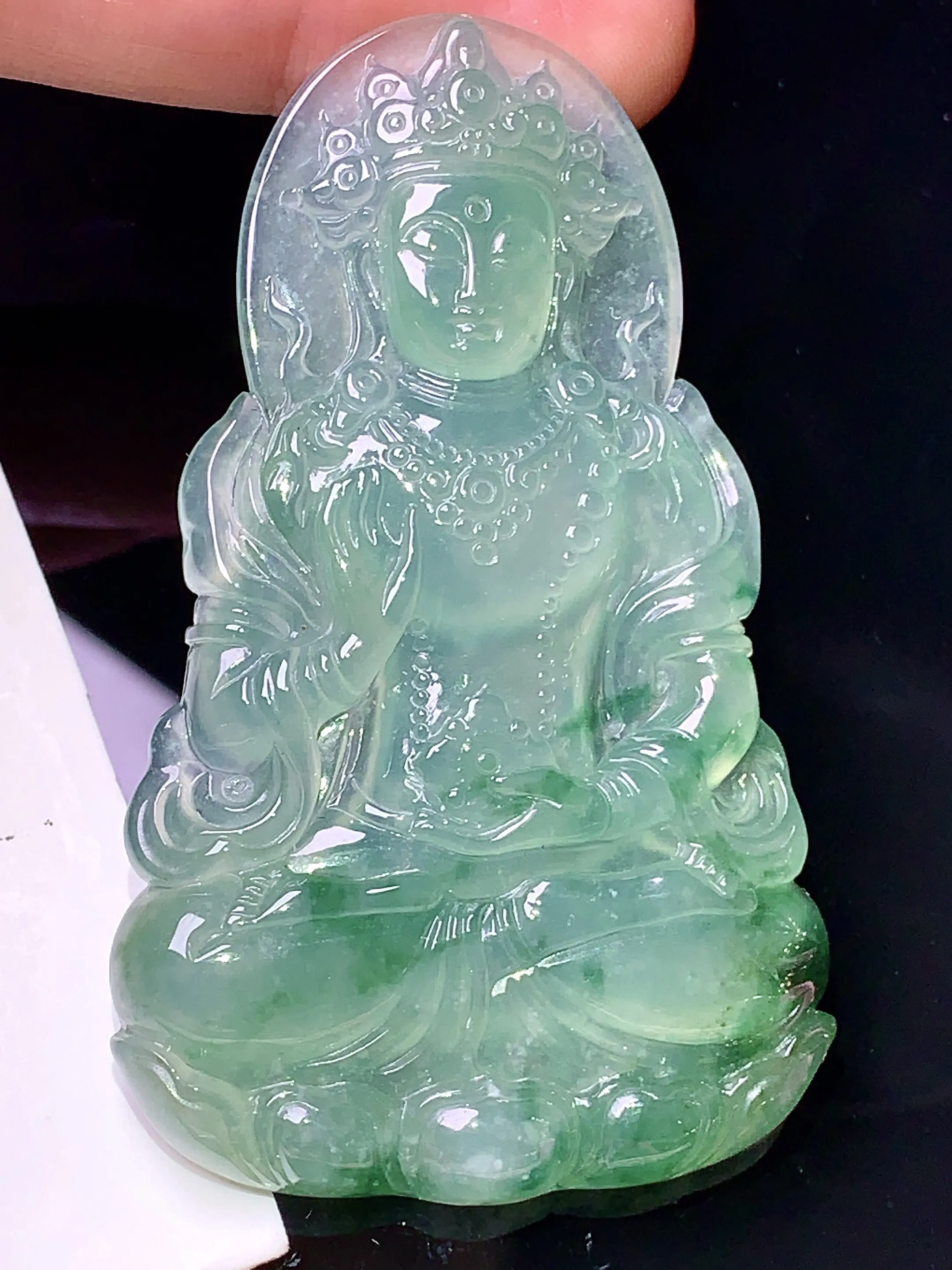 飘绿度母观音菩萨吊坠 玉质细腻 色泽清新艳丽 整体尺寸63.8*38.7*5.8