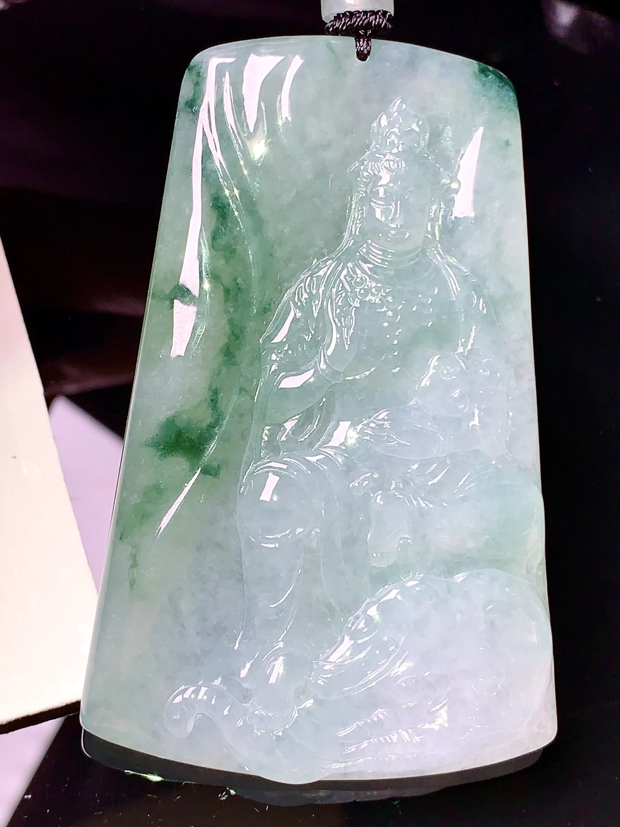 飘绿普贤观音菩萨吊坠 玉质细腻 色泽清新艳丽 整体尺寸70.8*45*6.5