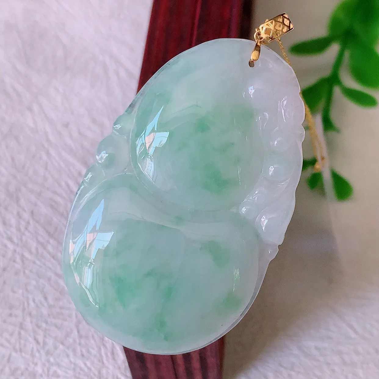 18K金镶嵌冰润飘绿翡翠葫芦吊坠，葫芦寓意福禄双全，财源滚滚，佩戴效果优雅迷人！#00.17