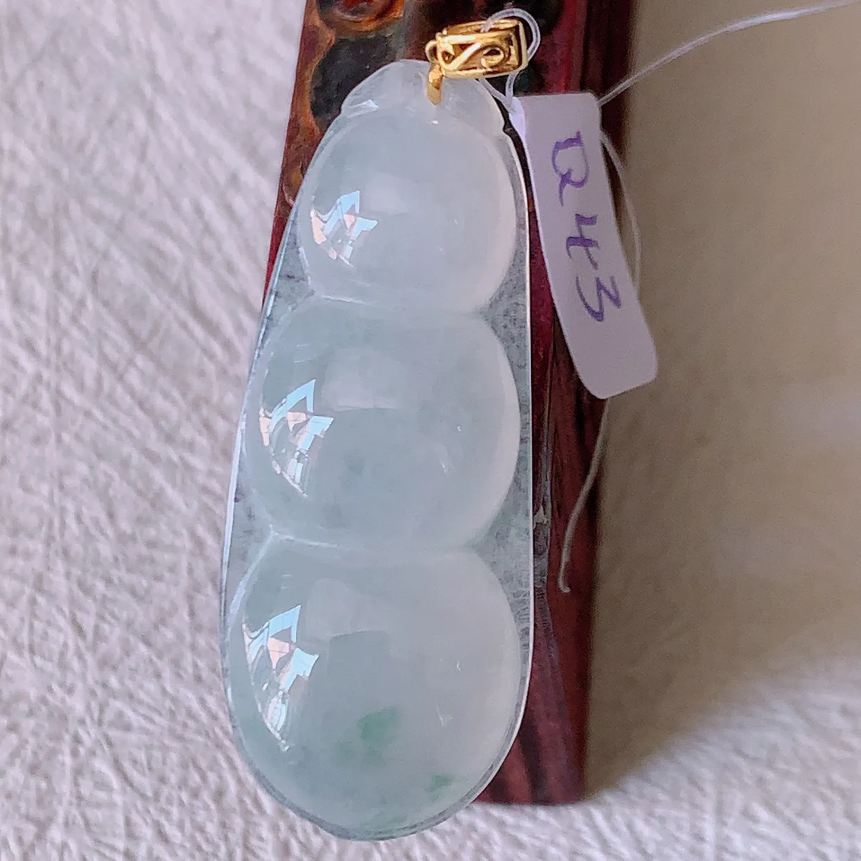 18K金镶嵌冰种飘花翡翠四季豆吊坠，平安豆福豆玉坠，冰润通透，豆粒饱满，寓意：豆蔻年华！#49.17