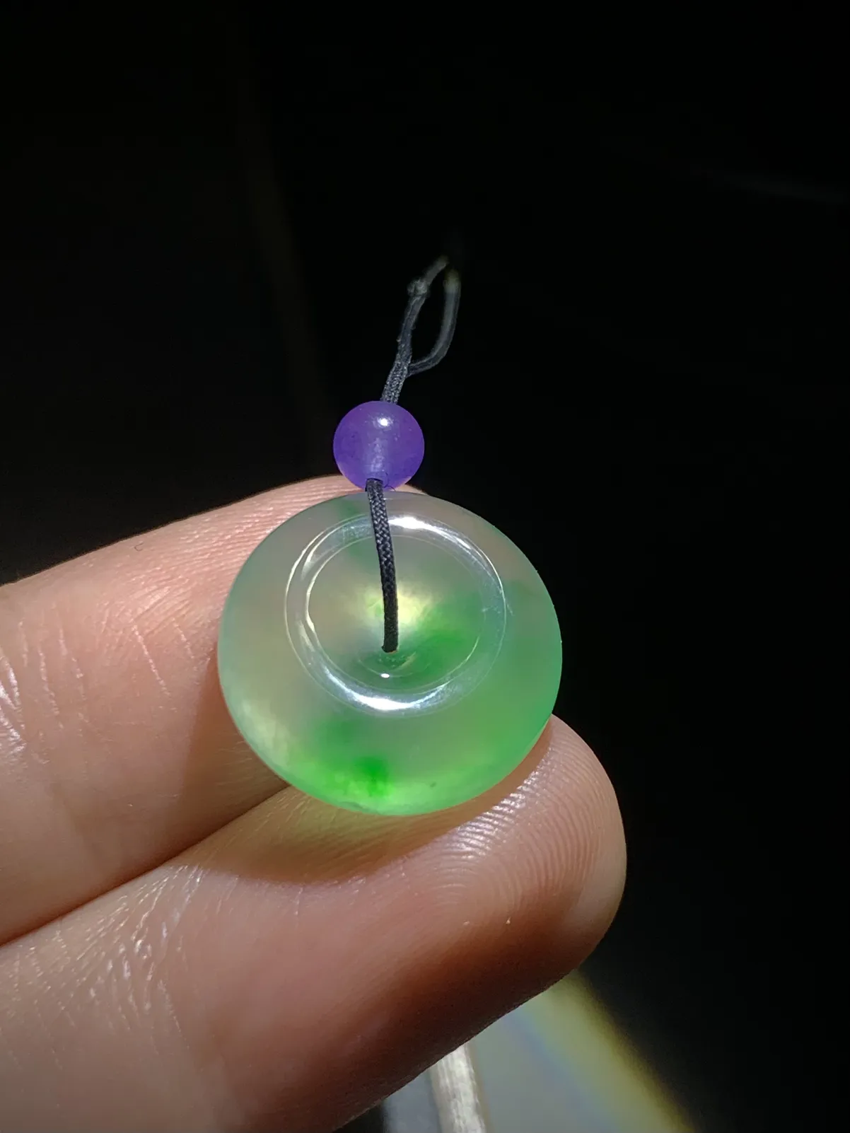 绿花平安扣，尺寸约16.5-5mm，顶珠为装饰品