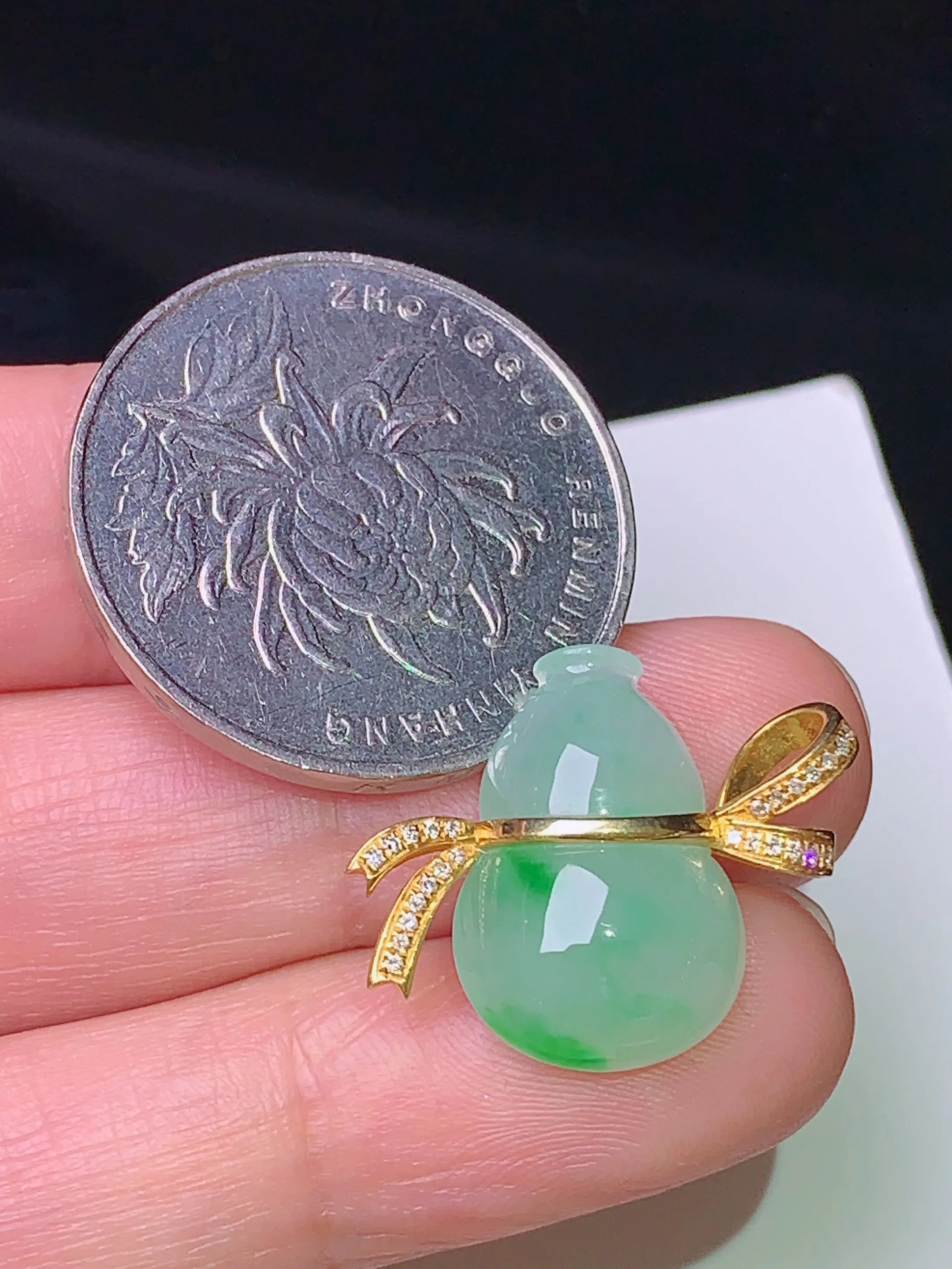 18k金钻镶嵌飘绿葫芦吊坠 玉质细腻 色泽清新艳丽 整体尺寸22.8*17.5*6.2