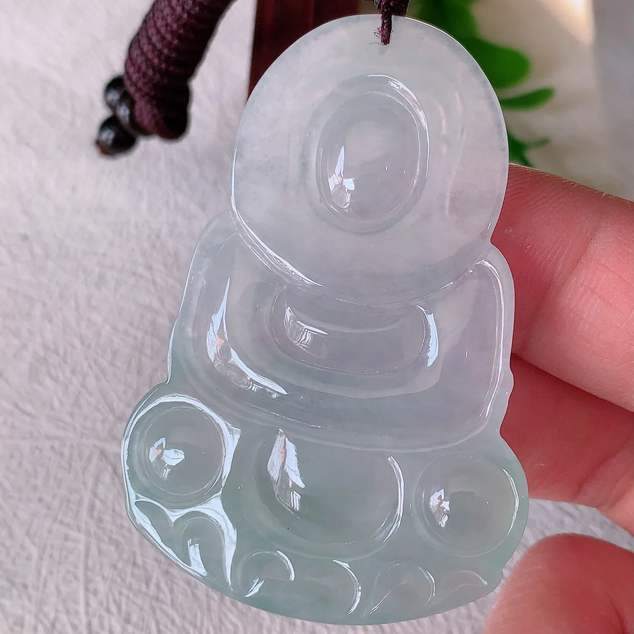 自然光实拍，冰种翡翠观音菩萨吊坠，净瓶观音，冰透亮泽，美观亮丽，观音面相端庄#46.15