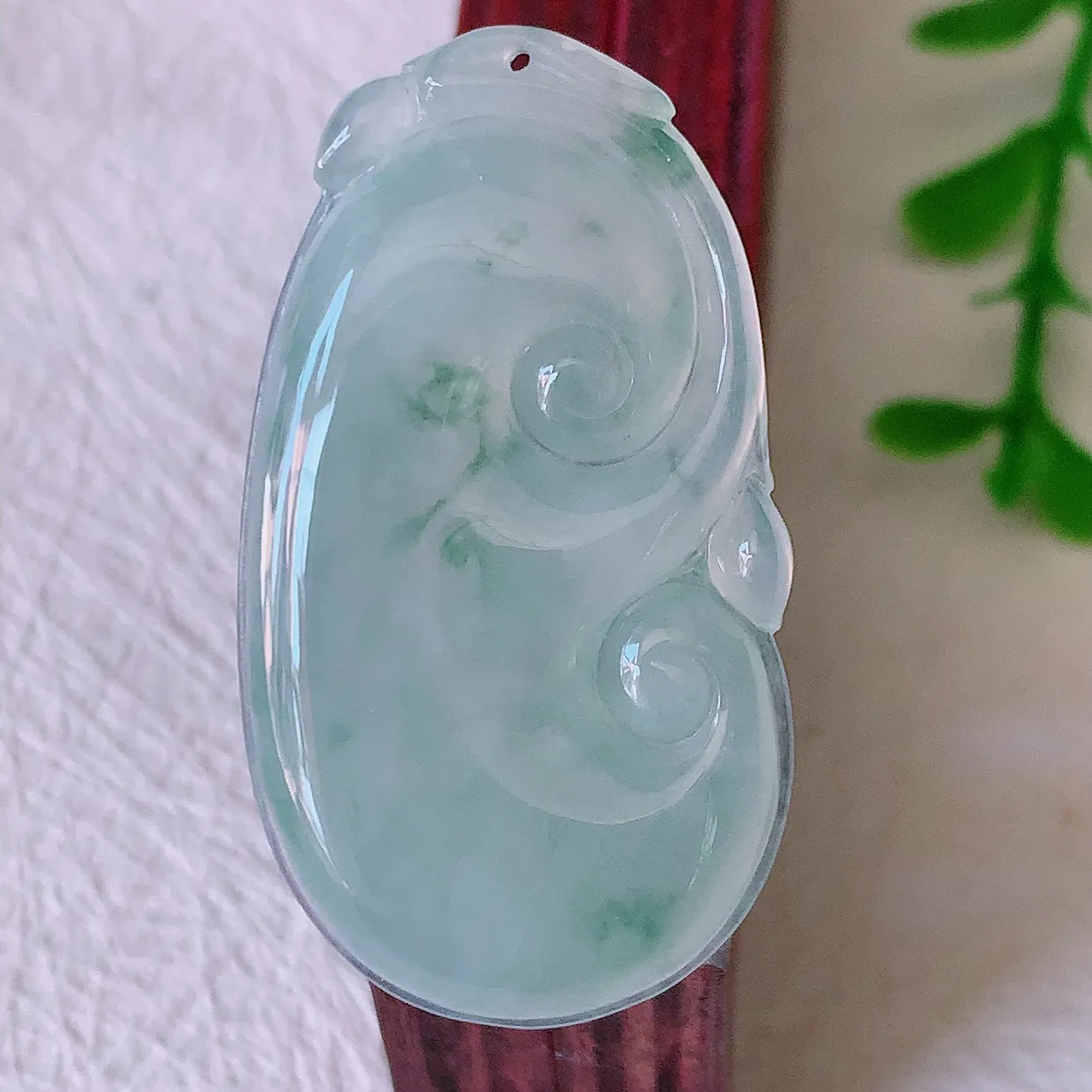 自然光实拍，冰种飘花翡翠如意吊坠，玉坠百搭又精致，寓意着吉祥，事事如意！#00.17