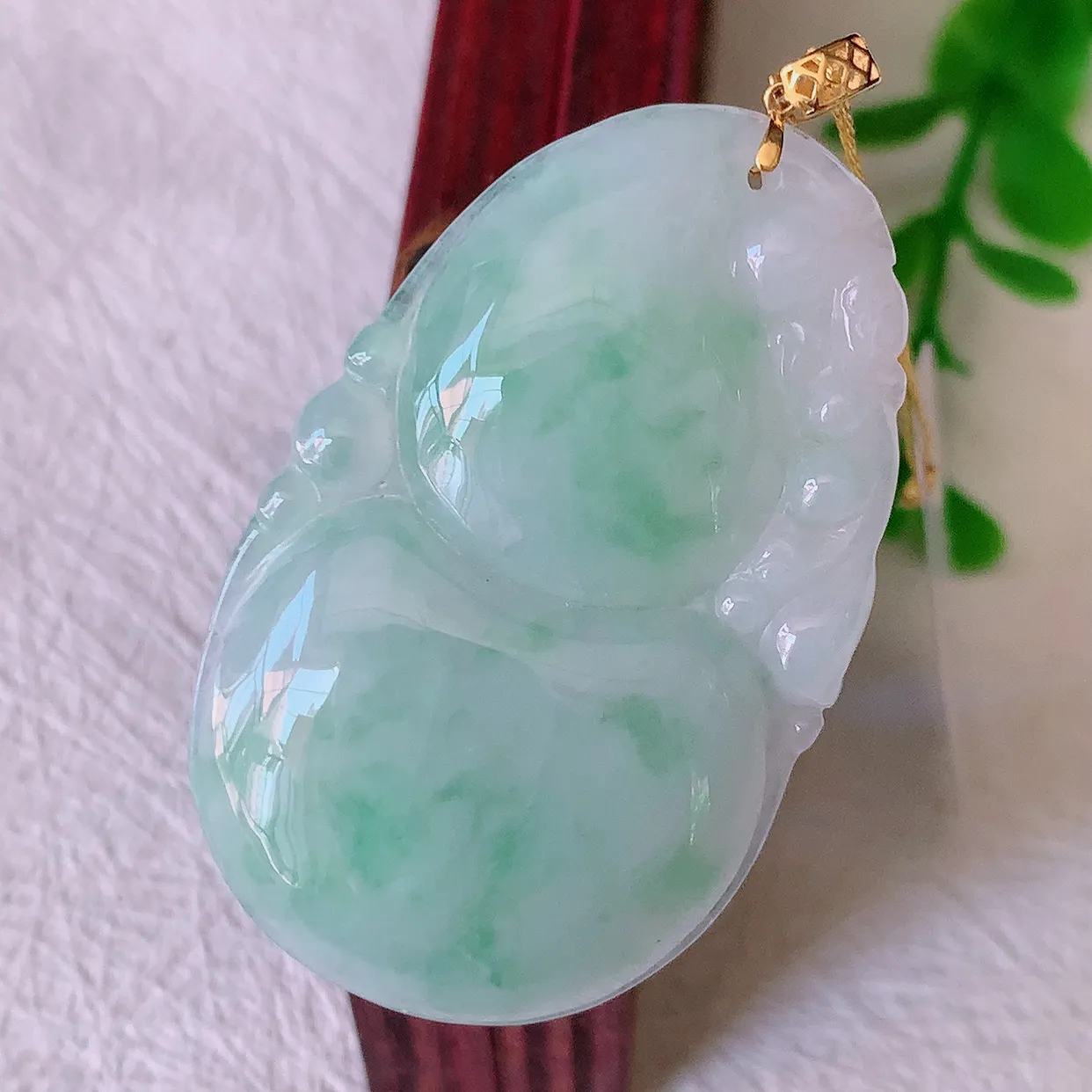 18K金镶嵌冰润飘绿翡翠葫芦吊坠，葫芦寓意福禄双全，财源滚滚，佩戴效果优雅迷人！#00.17