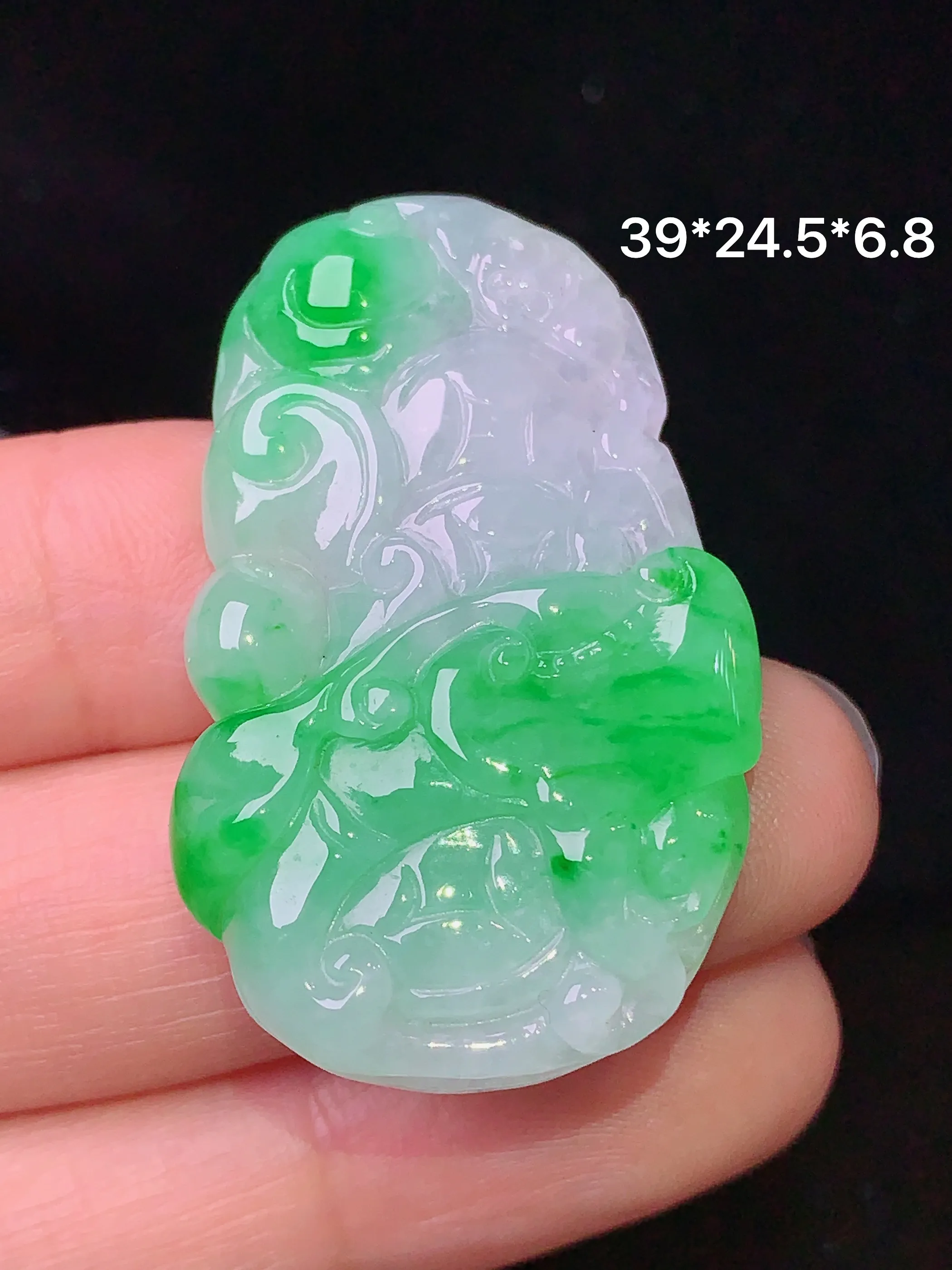 飘绿如意吊坠 玉质细腻 色泽清新艳丽 整体尺寸39*34.5*6.8