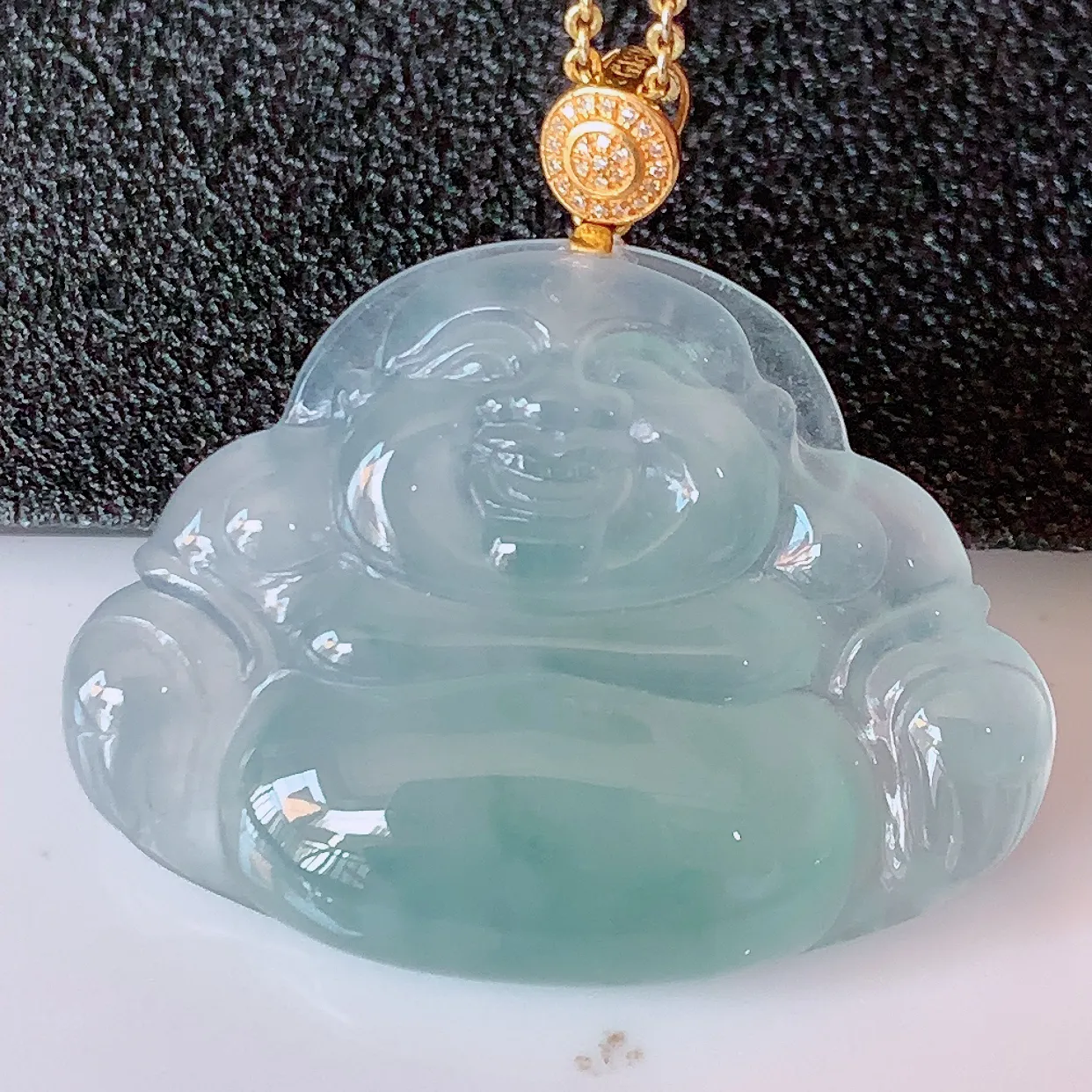 自然光实拍，18K金镶嵌冰种飘花翡翠佛公吊坠，冰透饱满， 佛公亦保平安，寓意有福（佛公）相伴，品相佳