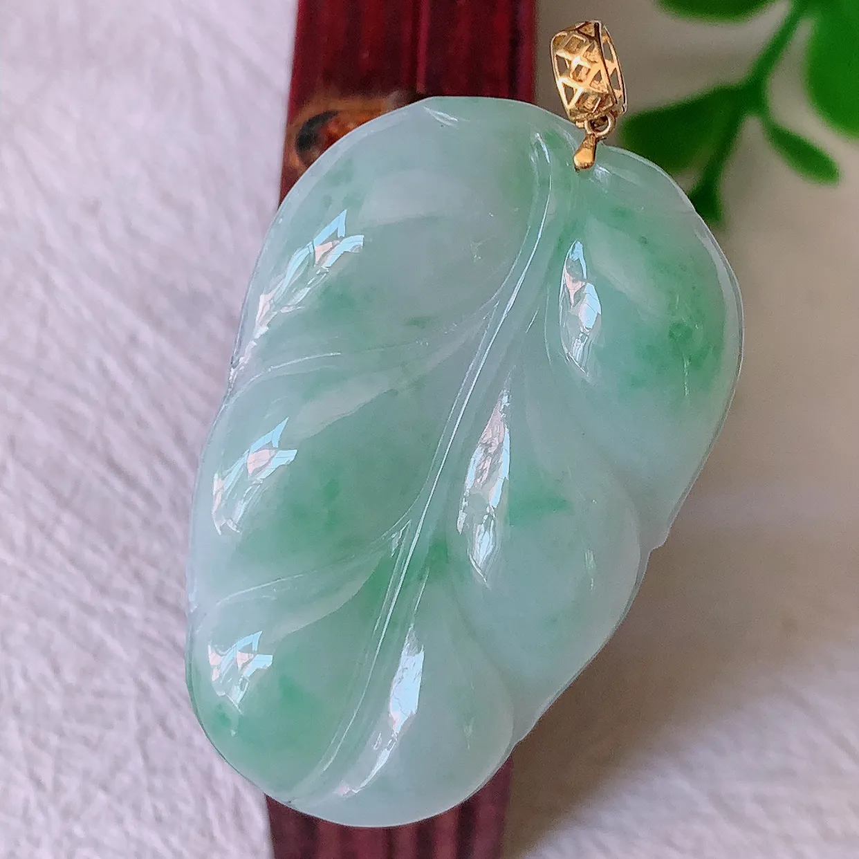 18K金镶嵌冰润飘绿翡翠叶子吊坠 ，种水足，色泽清新，工艺精湛，叶子寓意美好；金枝玉叶，事业有成。#00.17