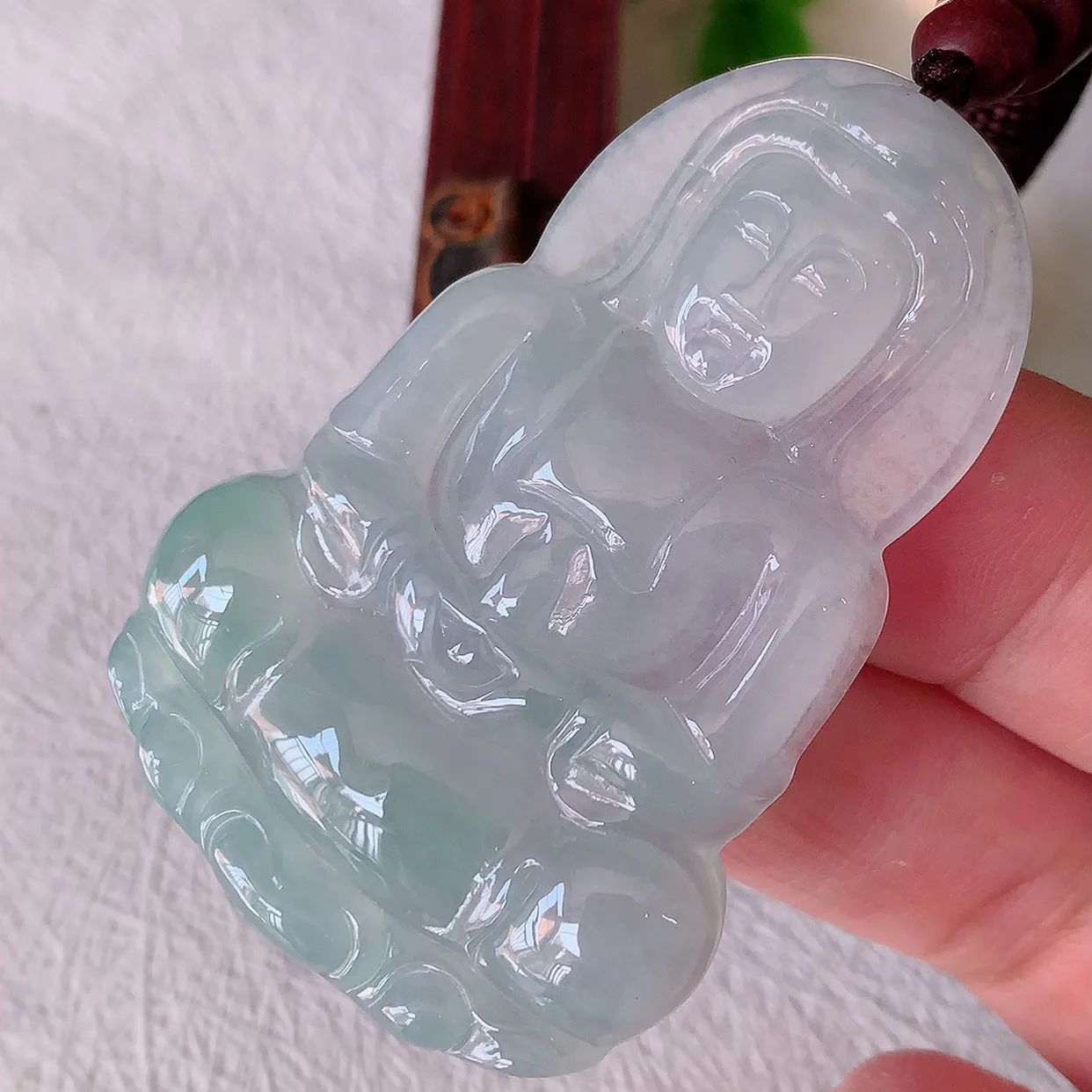 自然光实拍，冰种翡翠观音菩萨吊坠，净瓶观音，冰透亮泽，美观亮丽，观音面相端庄#46.15