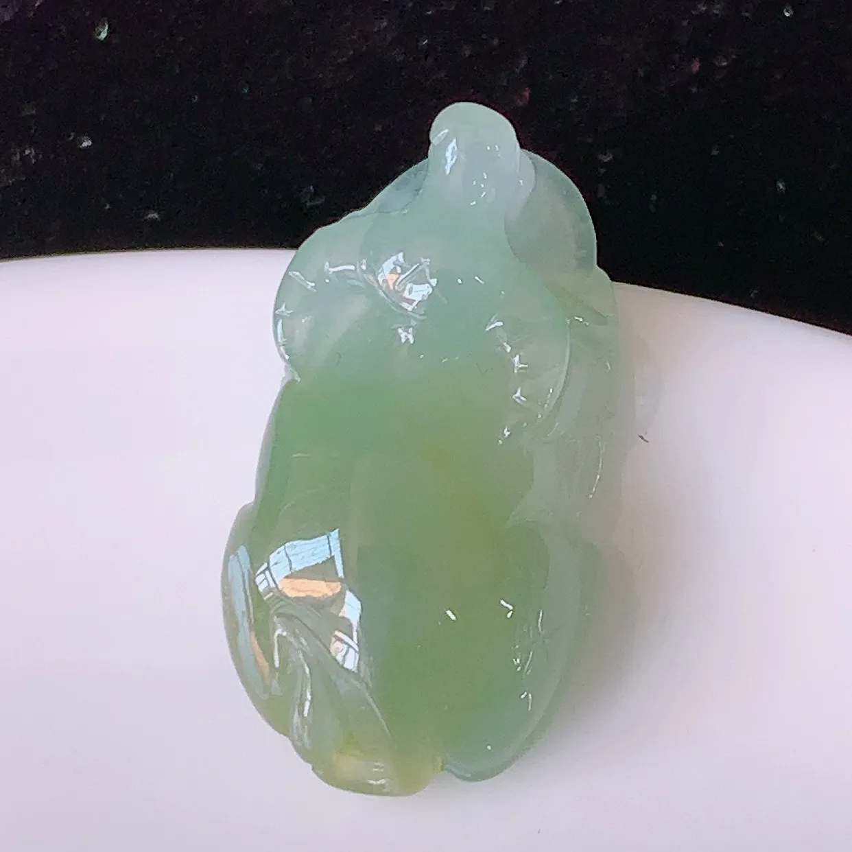 自然光实拍，冰种黄翡双彩翡翠生肖牛气冲天吊坠，翠色灵动，玉质细腻，颜色漂亮，品相佳，佩戴佳品！#81
