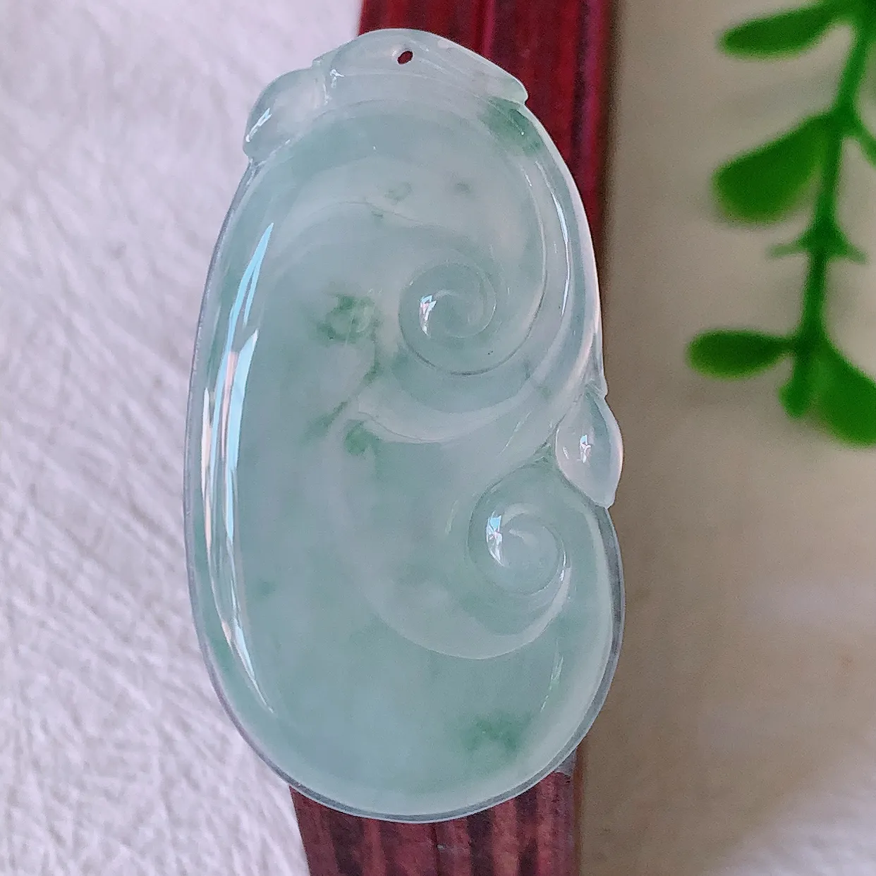 自然光实拍，冰种飘花翡翠如意吊坠，玉坠百搭又精致，寓意着吉祥，事事如意！#00.17