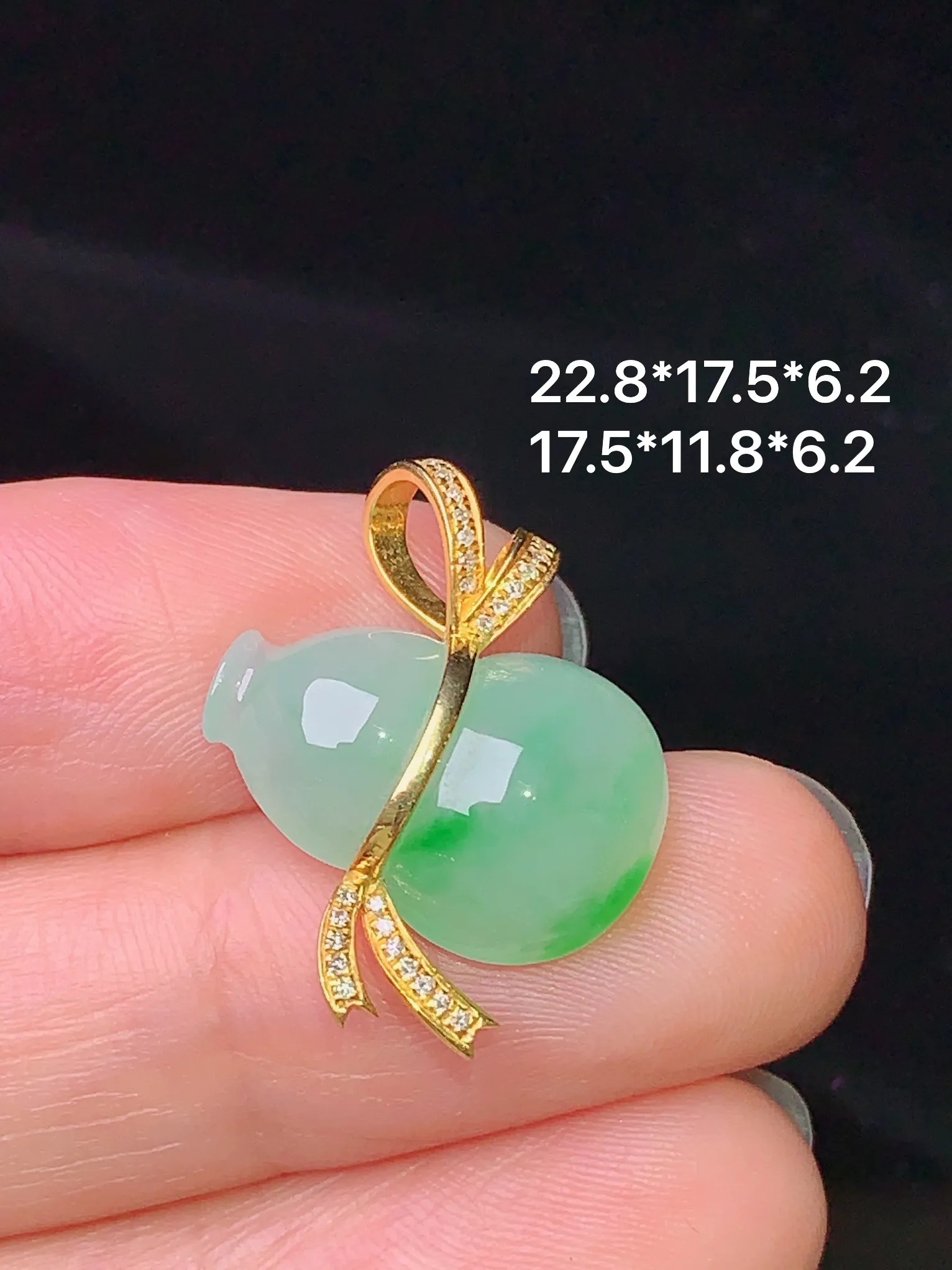 18k金钻镶嵌飘绿葫芦吊坠 玉质细腻 色泽清新艳丽 整体尺寸22.8*17.5*6.2