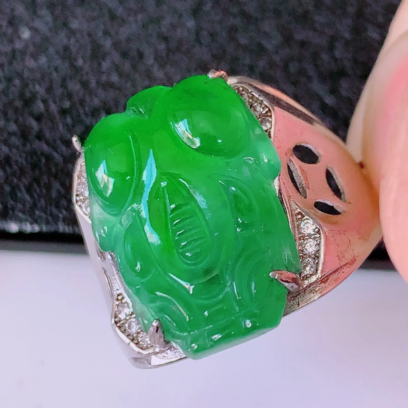 冰透满绿翡翠925银镶嵌貔貅男戒指，自然光实拍，翠色灵动，颜色漂亮，种老水足，品相佳，佩戴佳品！#9