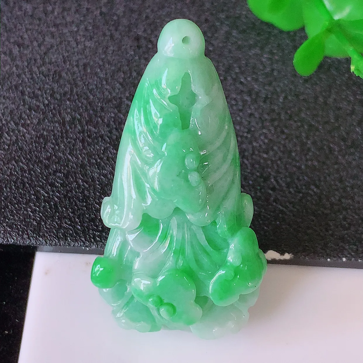 自然光实拍，冰润飘绿翡翠招百财白菜吊坠，百财聚来，财源滚滚，色泽鲜艳，精工水润的白菜，性价比高！#1.15