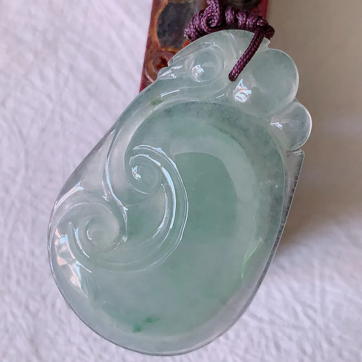自然光实拍，冰种飘花翡翠如意吊坠，上身效果非常美，饱满大气，工艺美，万事如意，如意一生，#41.17