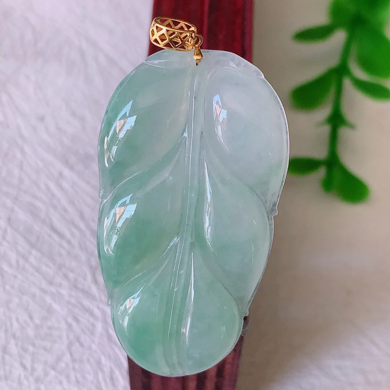 18K金镶嵌冰种飘绿翡翠叶子吊坠 ，种水足，色泽清新，工艺精湛，叶子寓意美好；金枝玉叶，事业有成。#