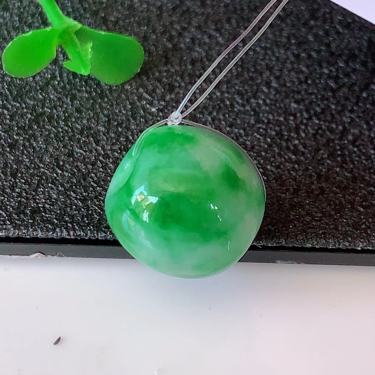 自然光实拍，冰润飘辣绿翡翠路路通吊坠，寓意时来运转、财源滚滚，款式新颖时尚，日常百搭的款！配图银链#