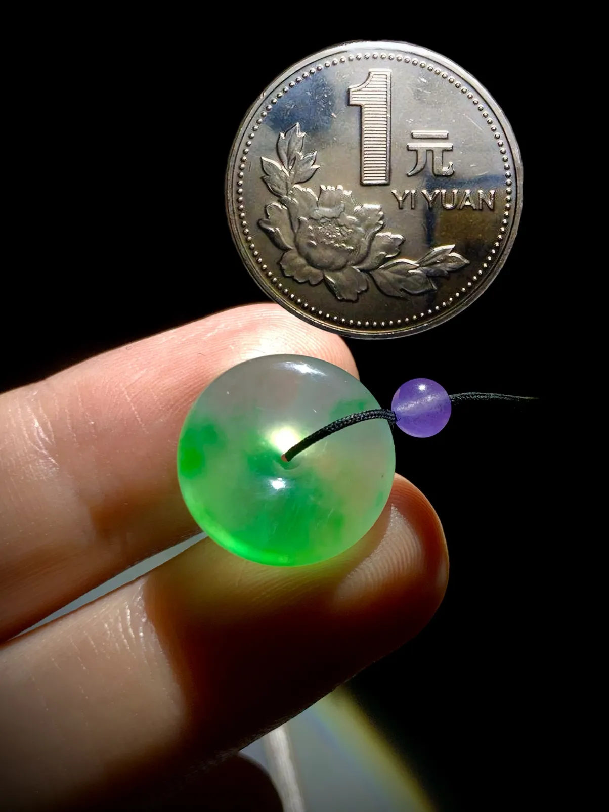 绿花平安扣，尺寸约16.5-5mm，顶珠为装饰品