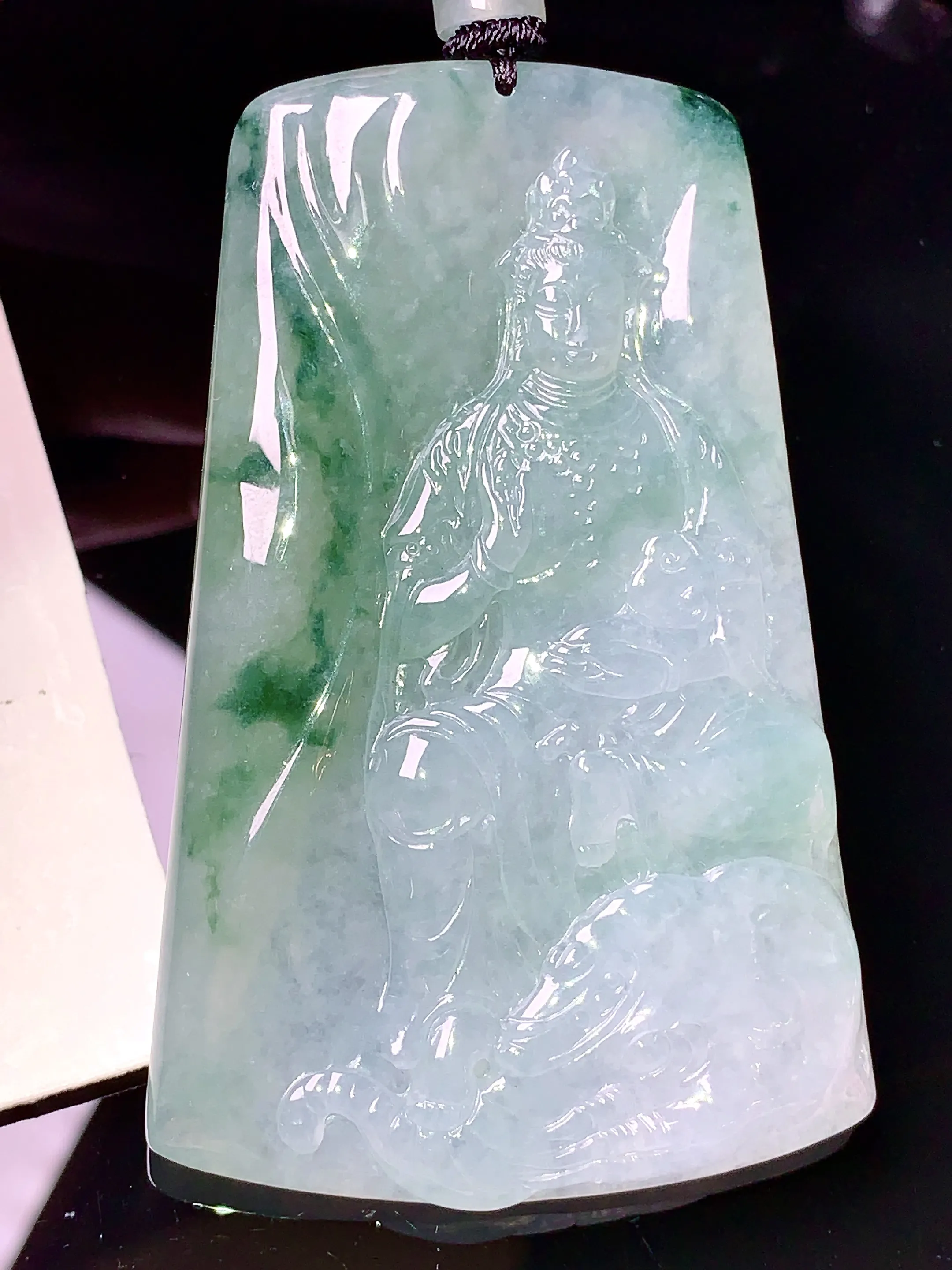 飘绿普贤观音菩萨吊坠 玉质细腻 色泽清新艳丽 整体尺寸70.8*45*6.5