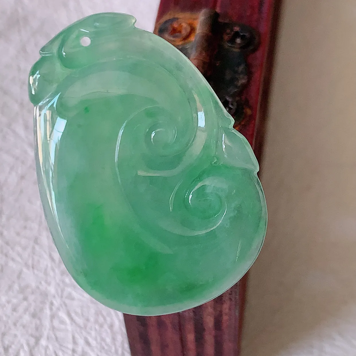 自然光实拍，冰种飘绿翡翠如意吊坠，玉坠百搭又精致，寓意着吉祥，事事如意！#57.17