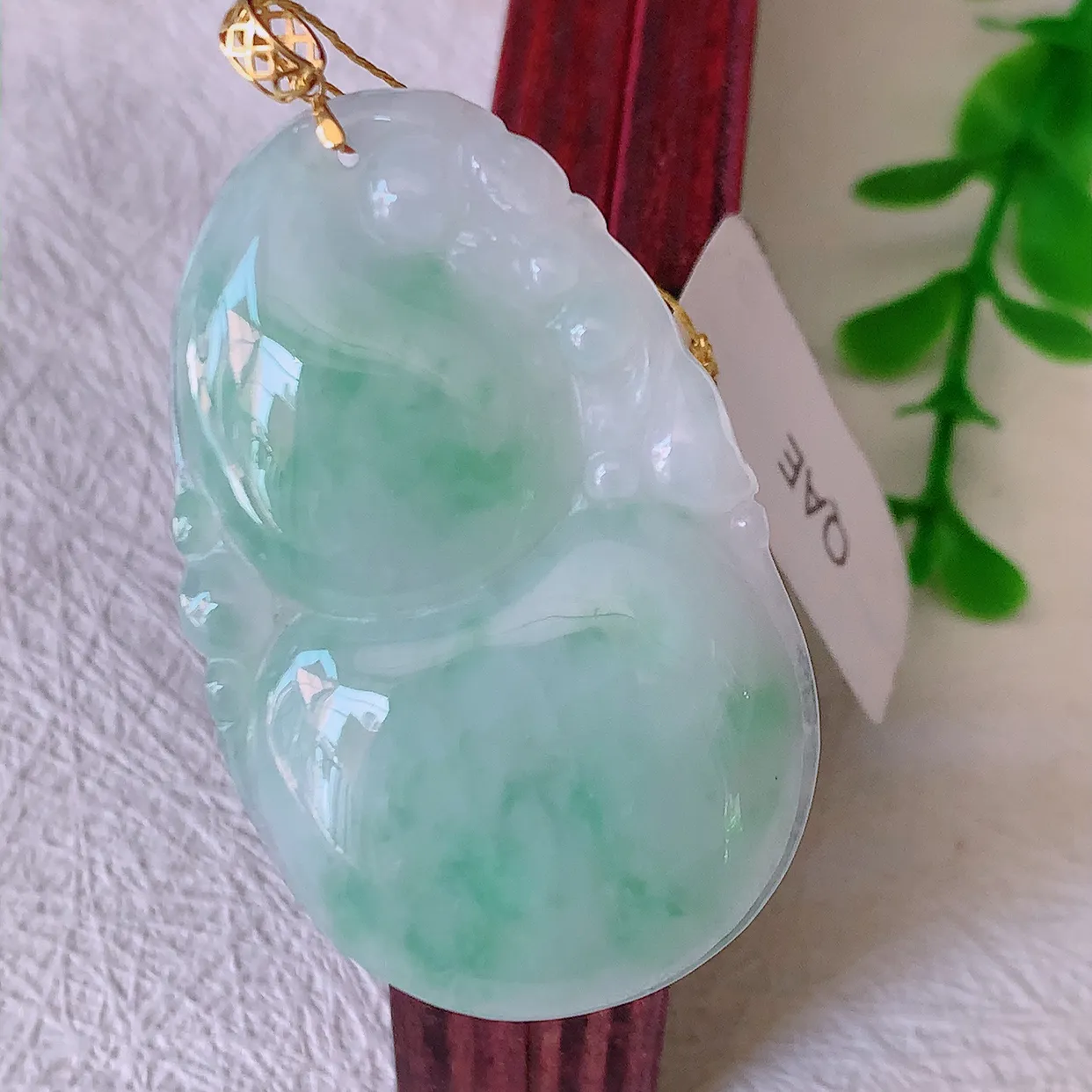 18K金镶嵌冰润飘绿翡翠葫芦吊坠，葫芦寓意福禄双全，财源滚滚，佩戴效果优雅迷人！#00.17