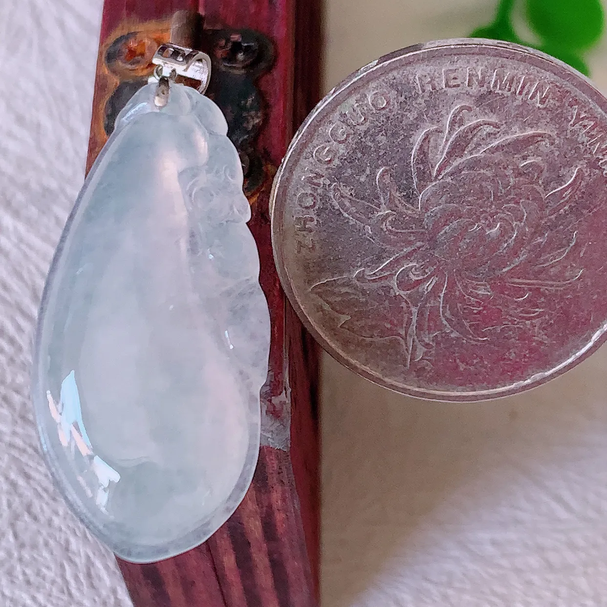 18K金镶嵌冰种翡翠招财福瓜吊坠，精美饱满福瓜，种水足，形态圆润饱满，福相十足 ！#00.17