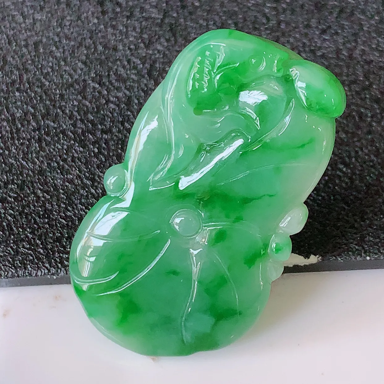 自然光实拍，冰润飘辣绿翡翠荷叶鱼、和和美美玉坠，财源广进，自然隐逸、荷本是素不着尘之物，有和美之寓意。#81.15
