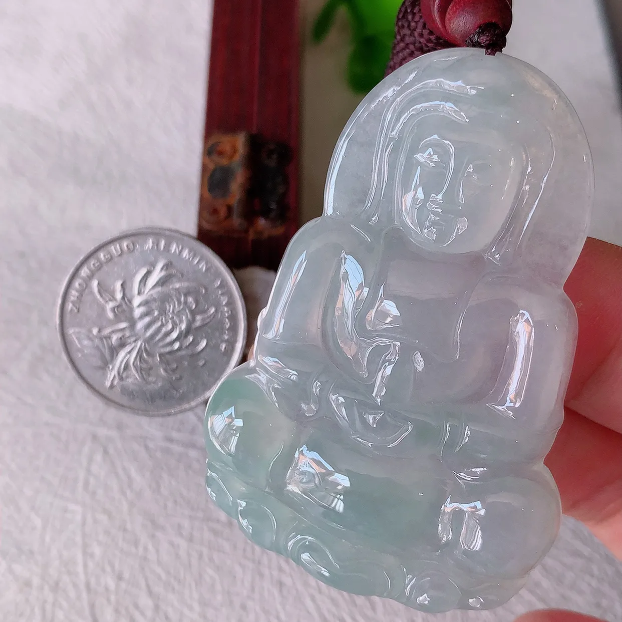 自然光实拍，冰种翡翠观音菩萨吊坠，净瓶观音，冰透亮泽，美观亮丽，观音面相端庄#46.15