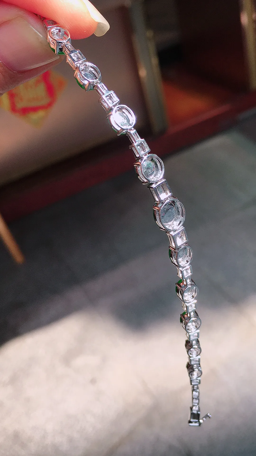 阳绿蛋面手链，色泽均匀艳丽，玉质细腻，荧光感超
强，饱满圆润，尽显优雅气质，18k
金豪华镶嵌