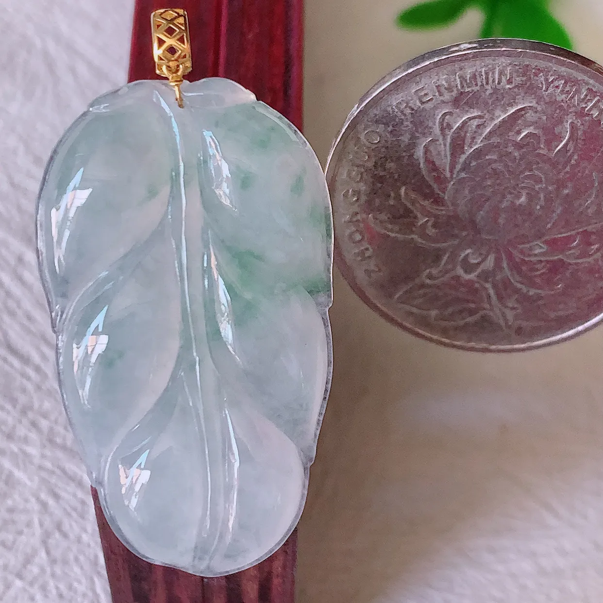 18K金镶嵌冰种飘花翡翠叶子吊坠 ，种水足，色泽清新，工艺精湛，叶子寓意美好；金枝玉叶，事业有成。#00.17