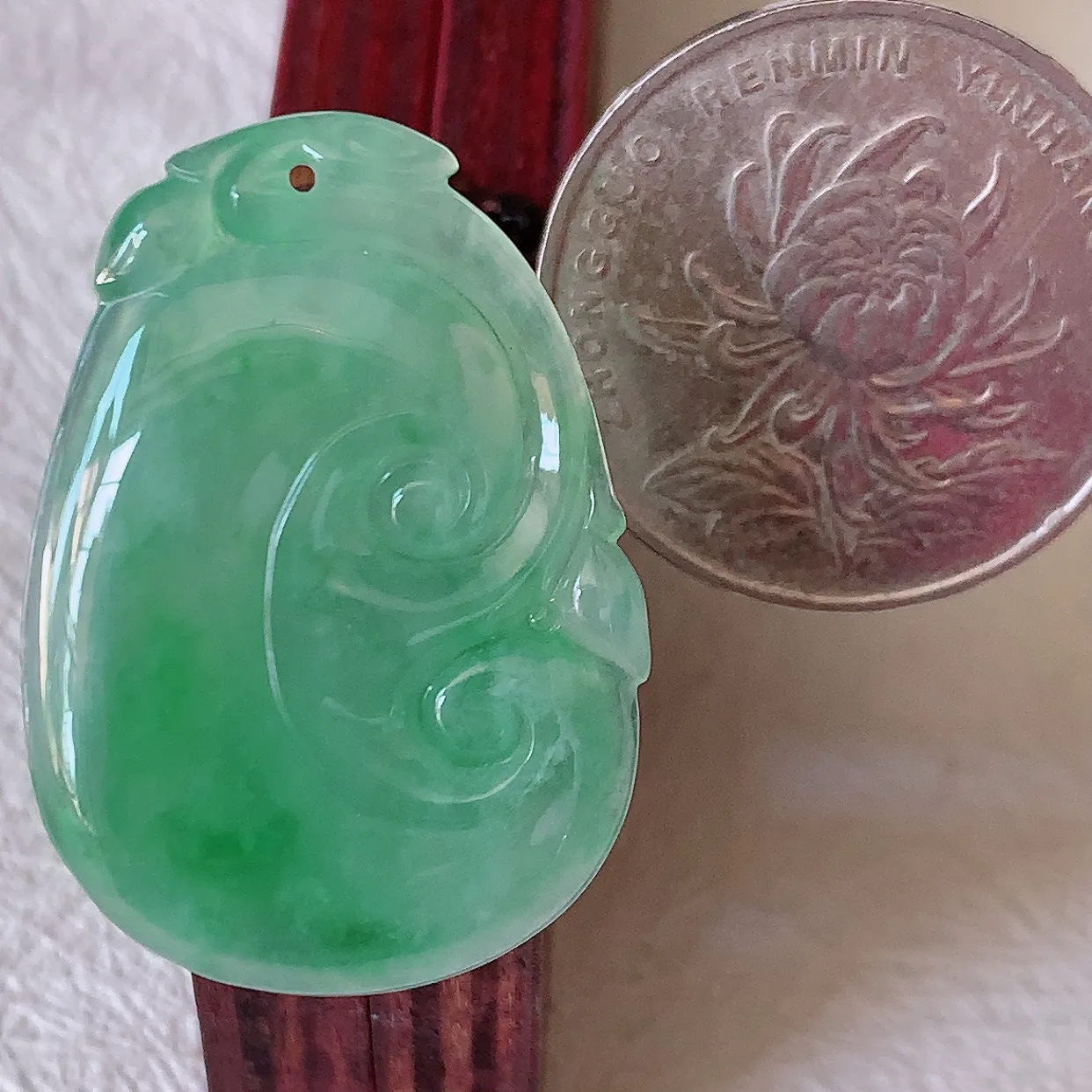 自然光实拍，冰种飘绿翡翠如意吊坠，玉坠百搭又精致，寓意着吉祥，事事如意！#57.17