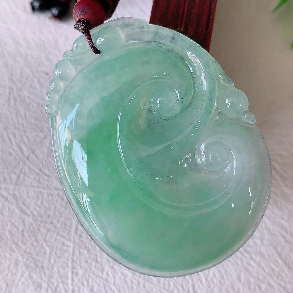 自然光实拍，大件厚装冰满绿如意吊坠，翡翠如意，上身效果非常美，饱满大气，工艺美，万事如意，如意一生 #46.15