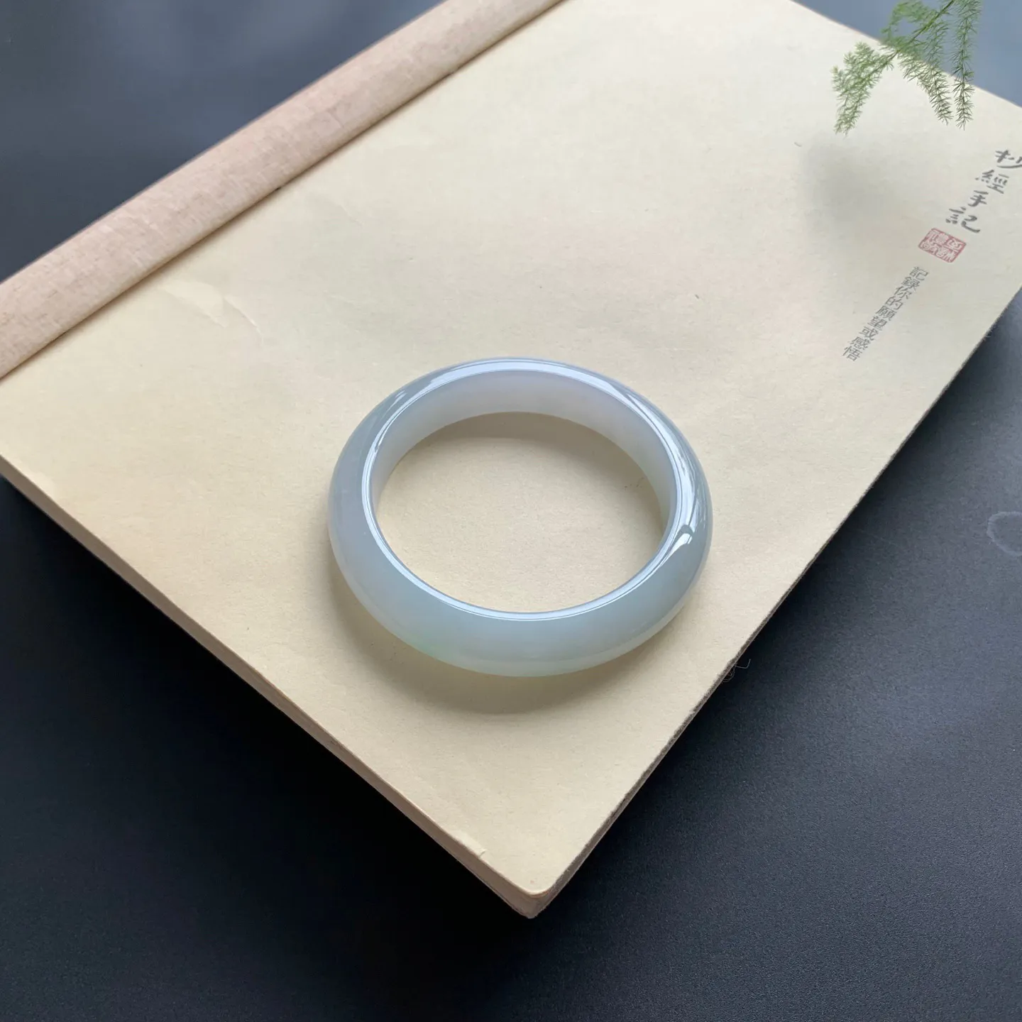 57圈口飘绿正圈手镯 尺寸：57-12.3-9，无纹裂，细腻光滑，清爽干净