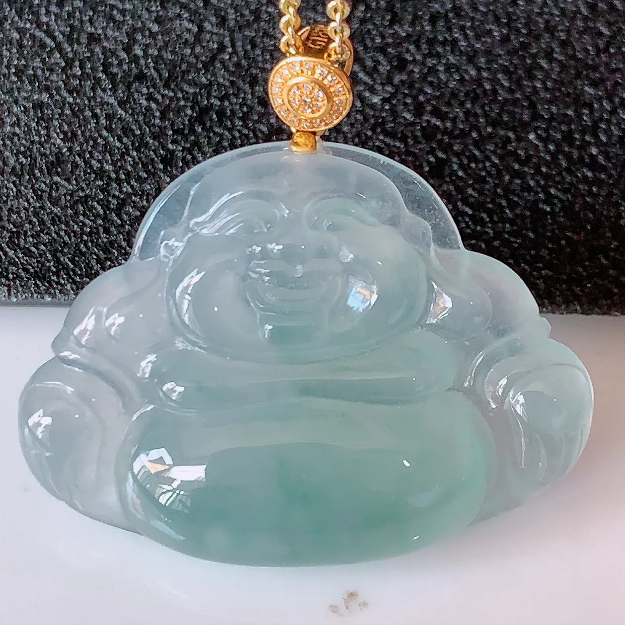 自然光实拍，18K金镶嵌冰种飘花翡翠佛公吊坠，冰透饱满， 佛公亦保平安，寓意有福（佛公）相伴，品相佳，配戴优雅迷人！#01.15整体31.5裸石34/25.5/6