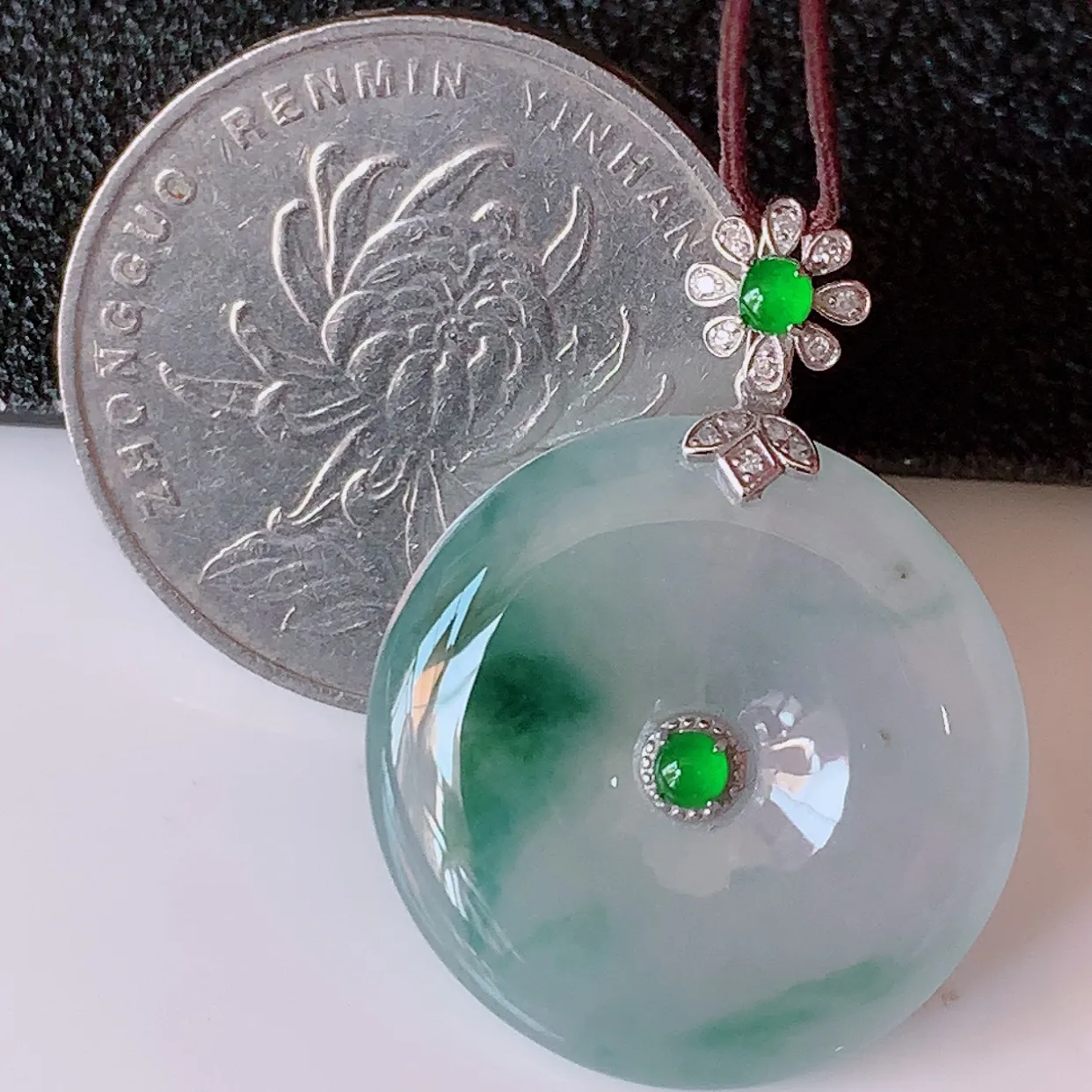 自然光实拍，18K金镶嵌冰种飘花翡翠平安扣吊坠，玉扣，冰润光泽，寓意平平安安，平安扣佩戴时尚漂亮！#01.15整体29.5*22*5.5裸石22-22
