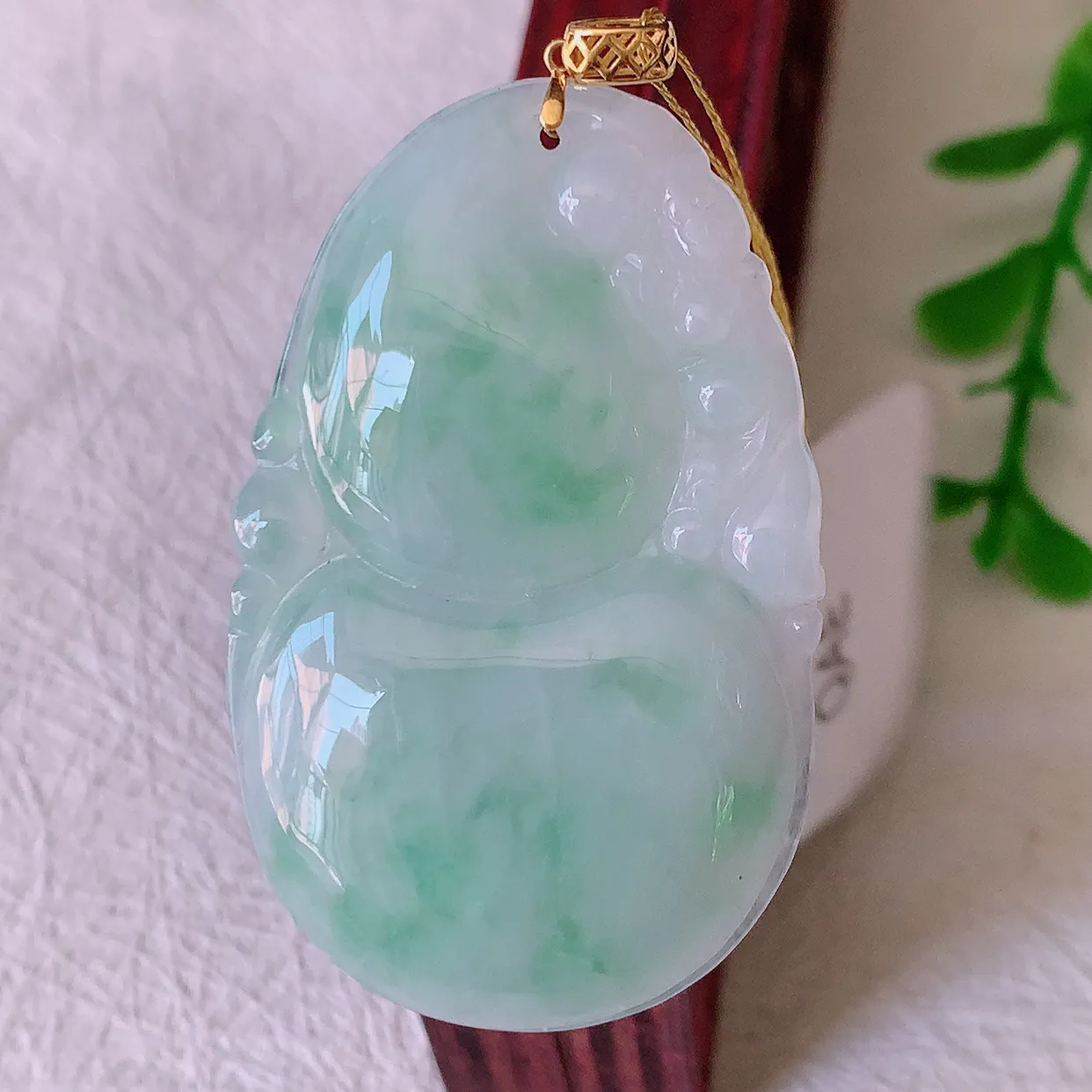 18K金镶嵌冰润飘绿翡翠葫芦吊坠，葫芦寓意福禄双全，财源滚滚，佩戴效果优雅迷人！#00.17