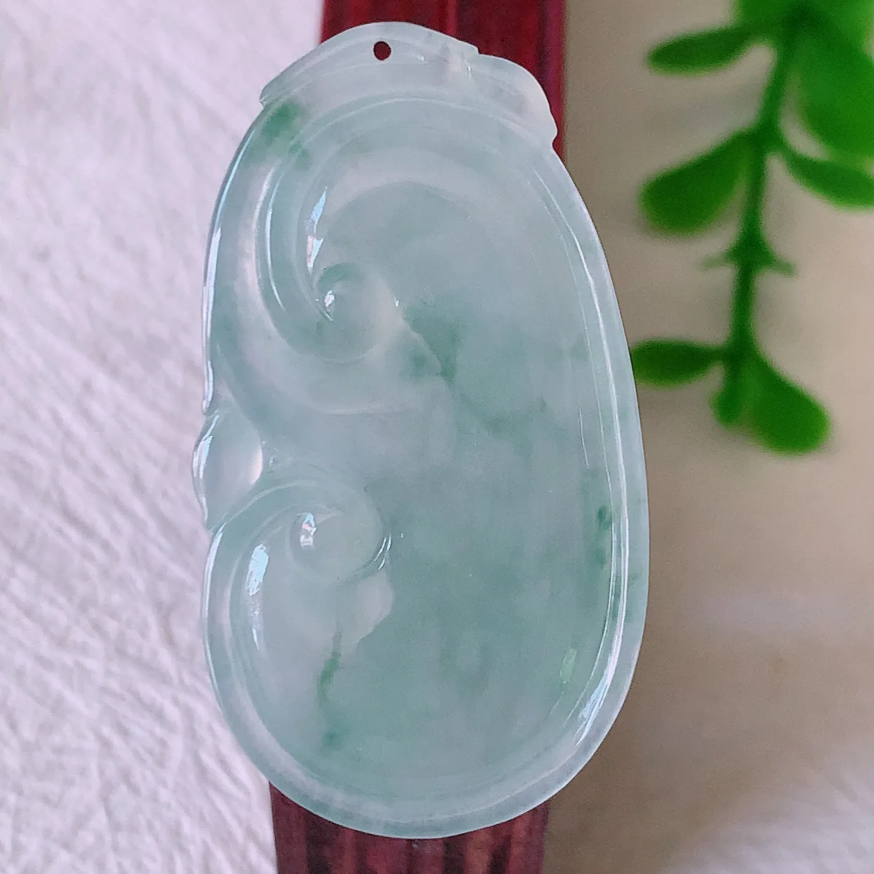 自然光实拍，冰种飘花翡翠如意吊坠，玉坠百搭又精致，寓意着吉祥，事事如意！#00.17