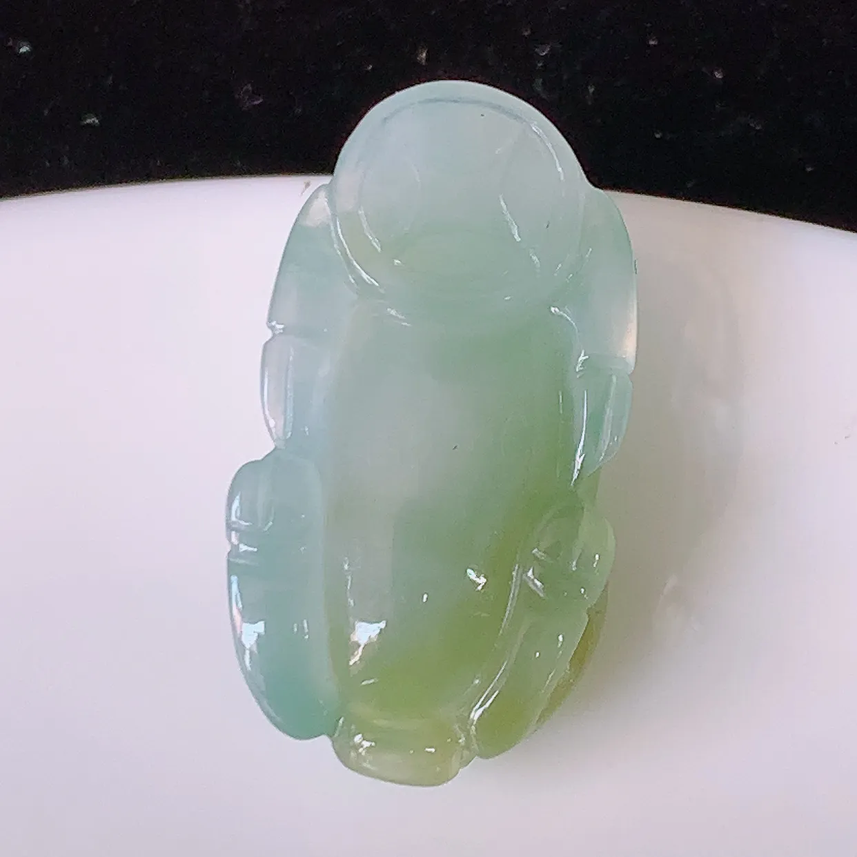 自然光实拍，冰种黄翡双彩翡翠生肖牛气冲天吊坠，翠色灵动，玉质细腻，颜色漂亮，品相佳，佩戴佳品！#81.15