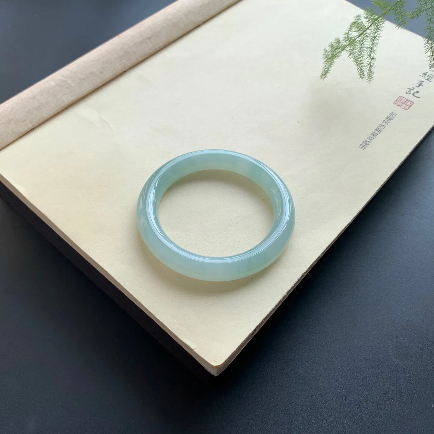 54圈口冰晴绿圆条手镯 尺寸：54-10.3-10，无纹裂，水润起胶，色泽亮丽