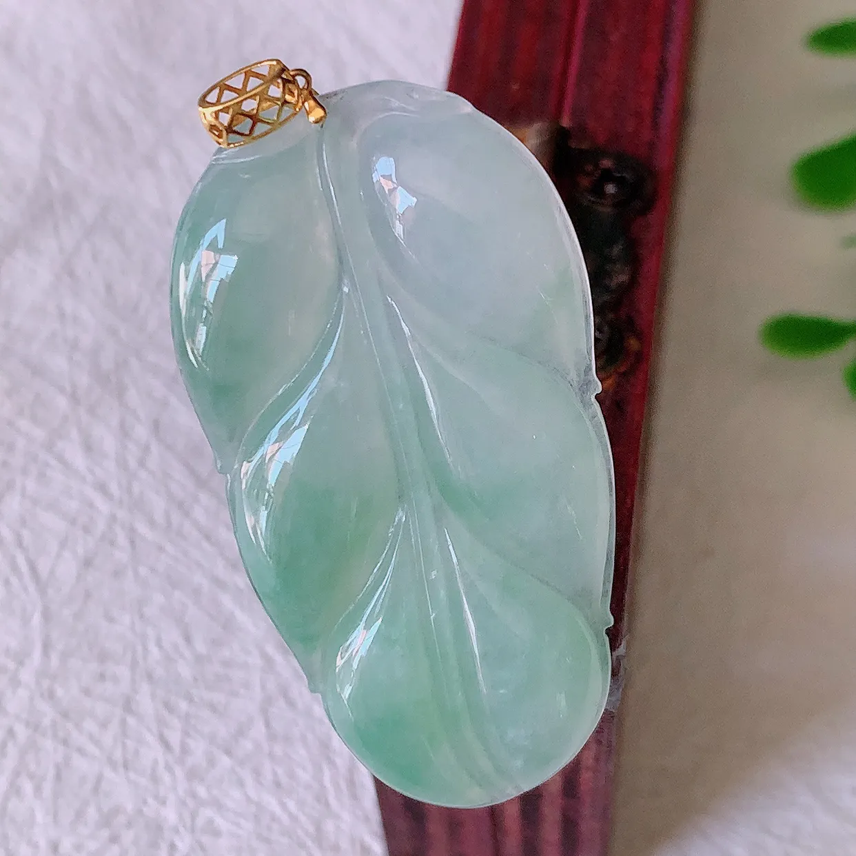 18K金镶嵌冰种飘绿翡翠叶子吊坠 ，种水足，色泽清新，工艺精湛，叶子寓意美好；金枝玉叶，事业有成。#00.17