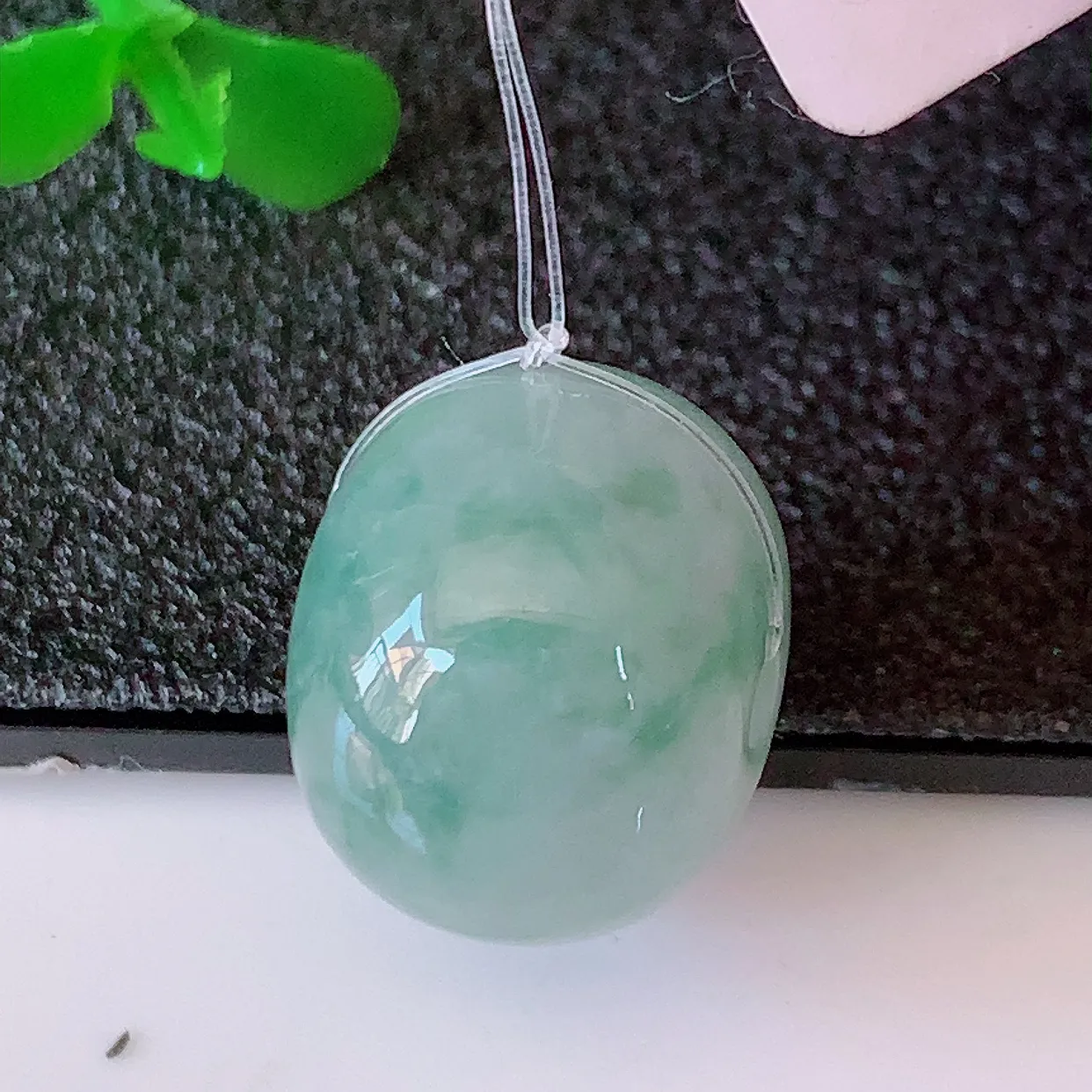 自然光实拍，冰飘花翡翠路路通吊坠，寓意时来运转、财源滚滚，款式新颖时尚，日常百搭的款！配图银链#49.17