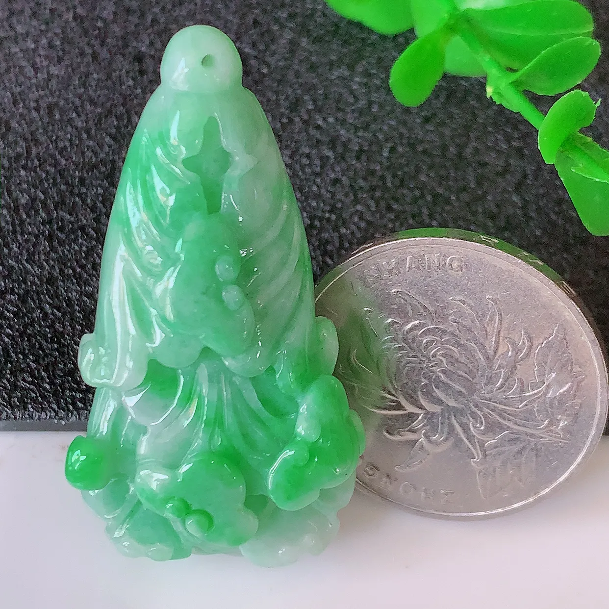 自然光实拍，冰润飘绿翡翠招百财白菜吊坠，百财聚来，财源滚滚，色泽鲜艳，精工水润的白菜，性价比高！#1.15