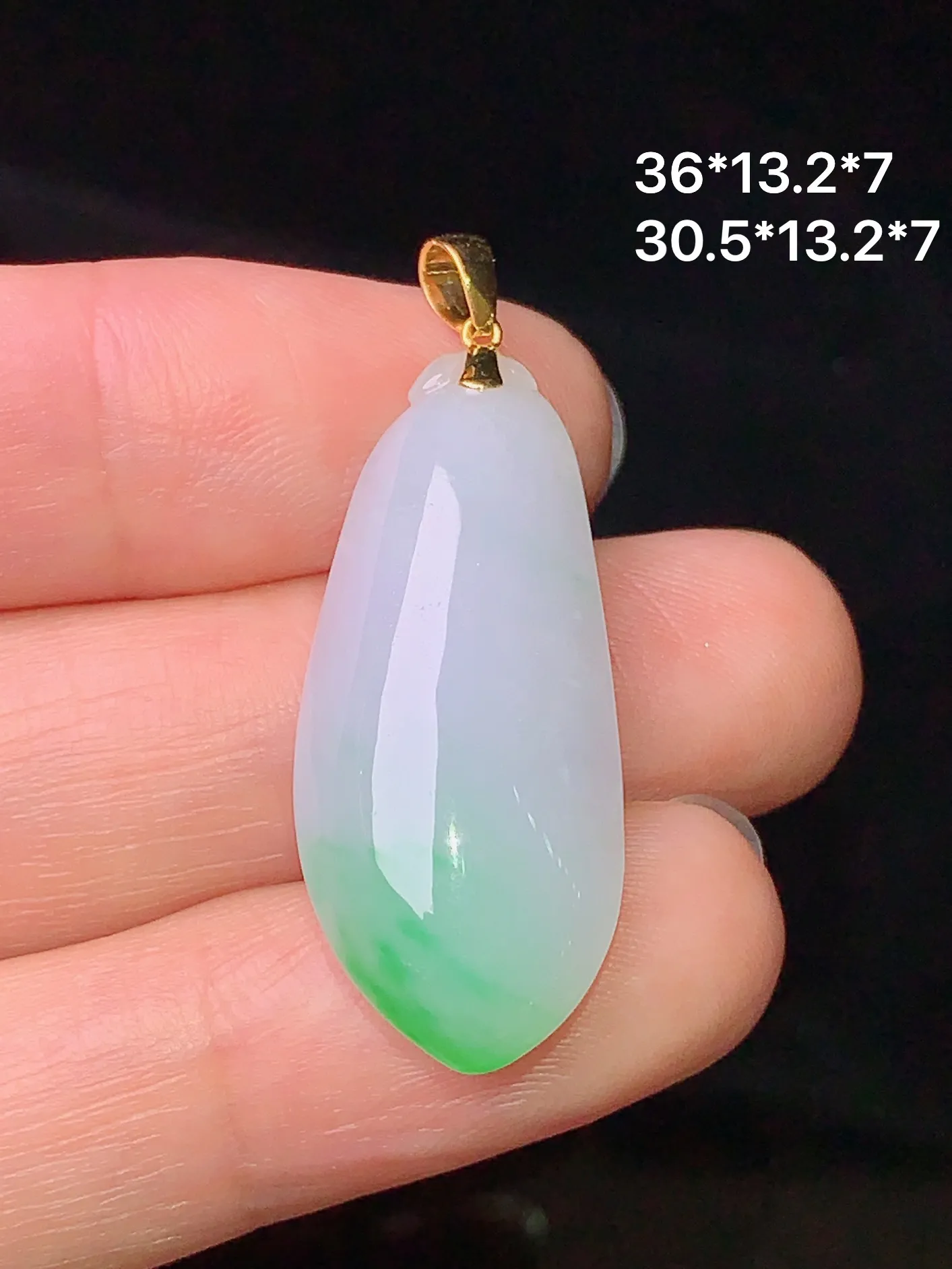 18k金镶嵌飘绿福瓜吊坠 玉质细腻 色泽清新艳丽 整体尺寸36*13.2*7