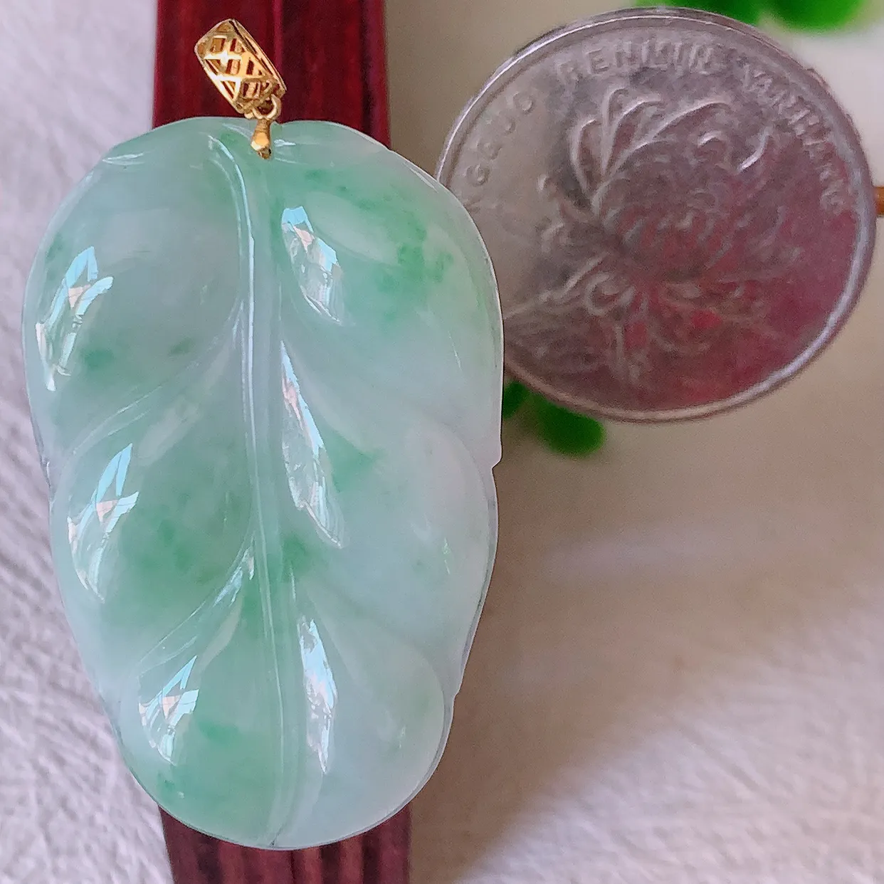 18K金镶嵌冰润飘绿翡翠叶子吊坠 ，种水足，色泽清新，工艺精湛，叶子寓意美好；金枝玉叶，事业有成。#00.17