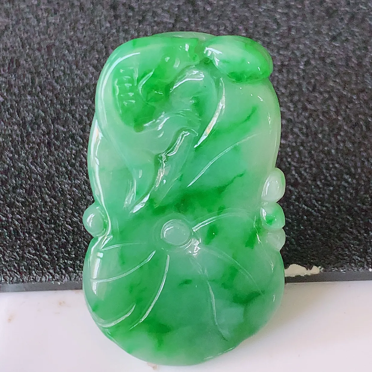 自然光实拍，冰润飘辣绿翡翠荷叶鱼、和和美美玉坠，财源广进，自然隐逸、荷本是素不着尘之物，有和美之寓意。#81.15