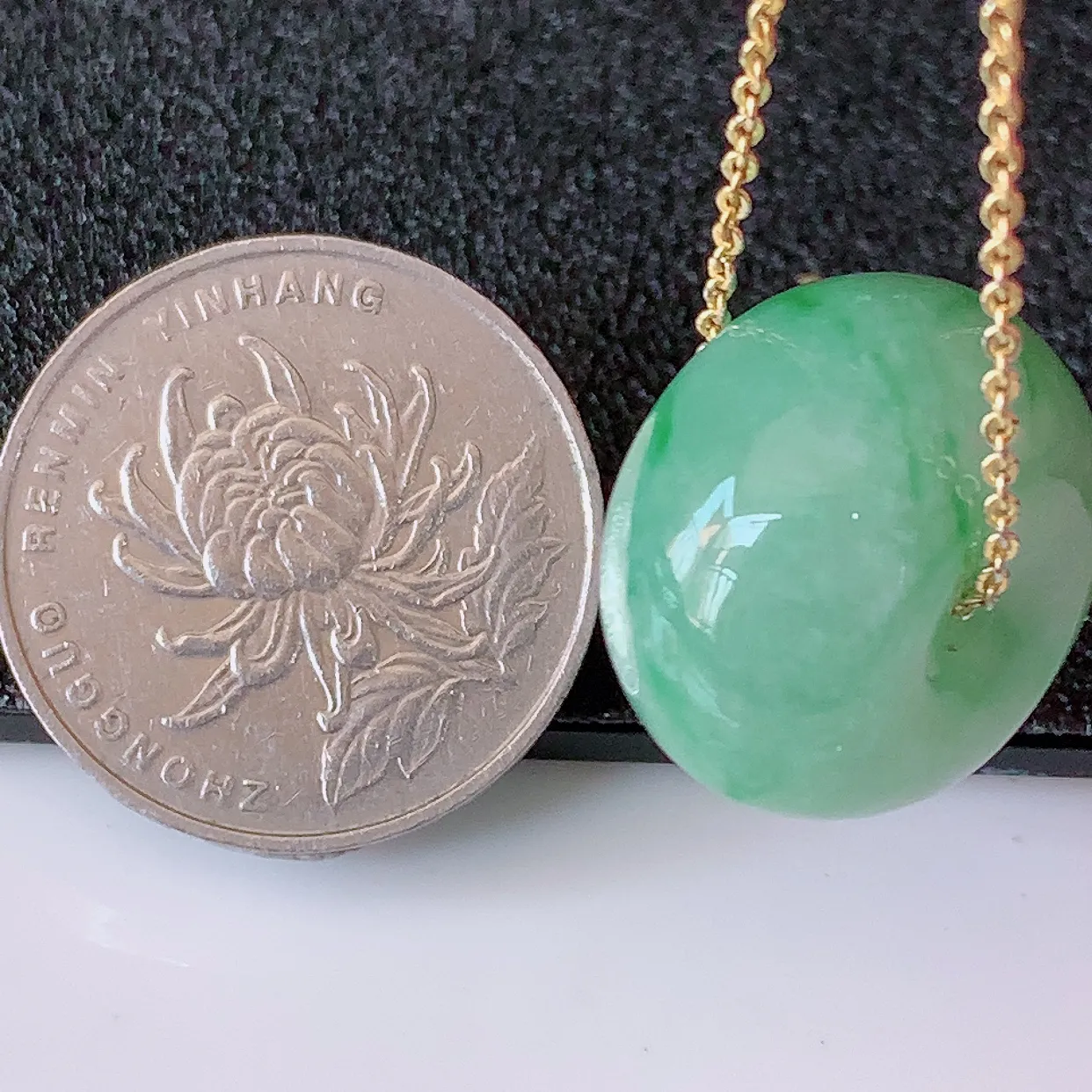 自然光实拍，冰润飘绿翡翠路路通吊坠，寓意时来运转、财源滚滚，款式新颖时尚，日常百搭的款！配图银链#81.15