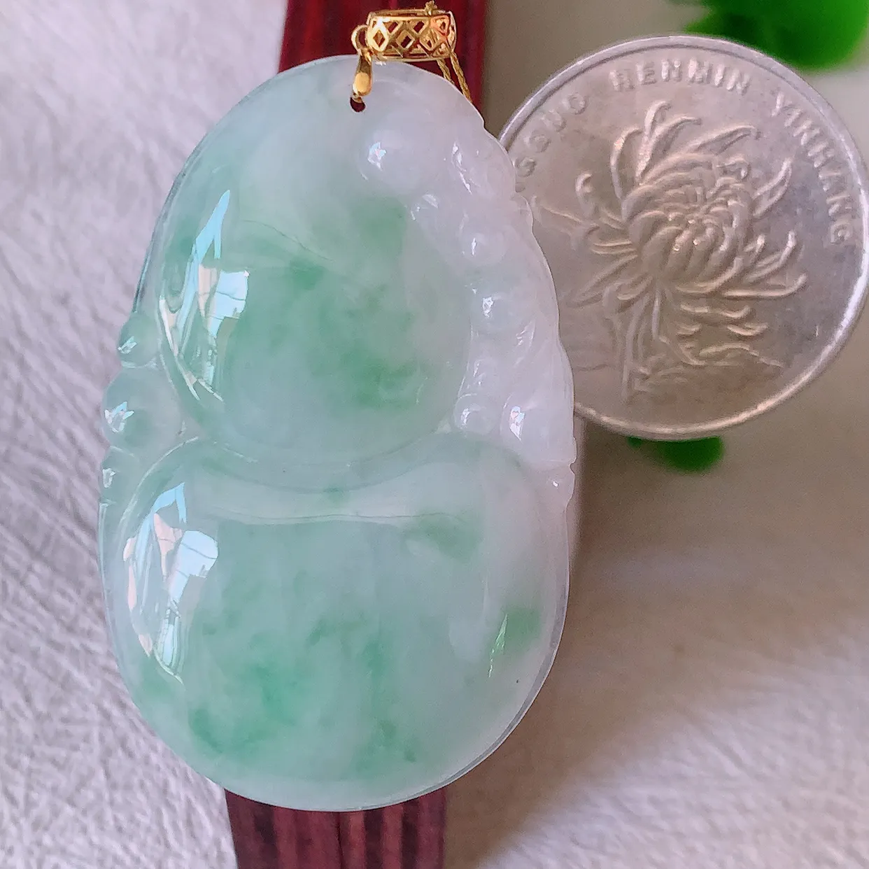 18K金镶嵌冰润飘绿翡翠葫芦吊坠，葫芦寓意福禄双全，财源滚滚，佩戴效果优雅迷人！#00.17