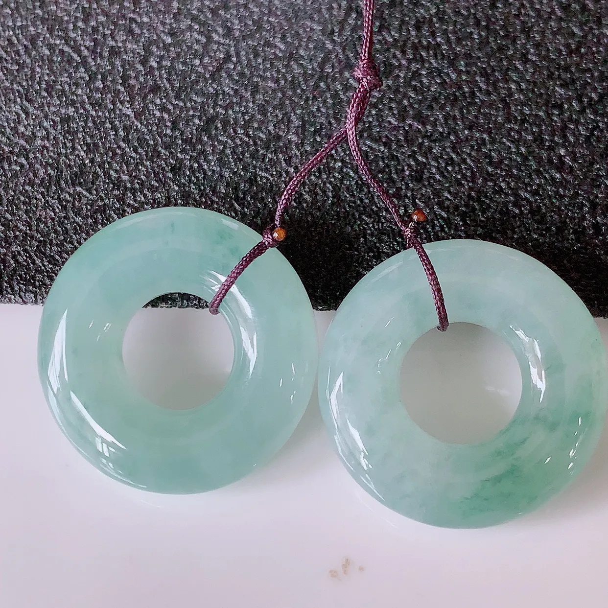 自然光实拍，冰种飘花翡翠一对平安扣吊坠，冰透，灵动飘逸，寓意平平安安，平安扣佩戴端庄漂亮！#49.15