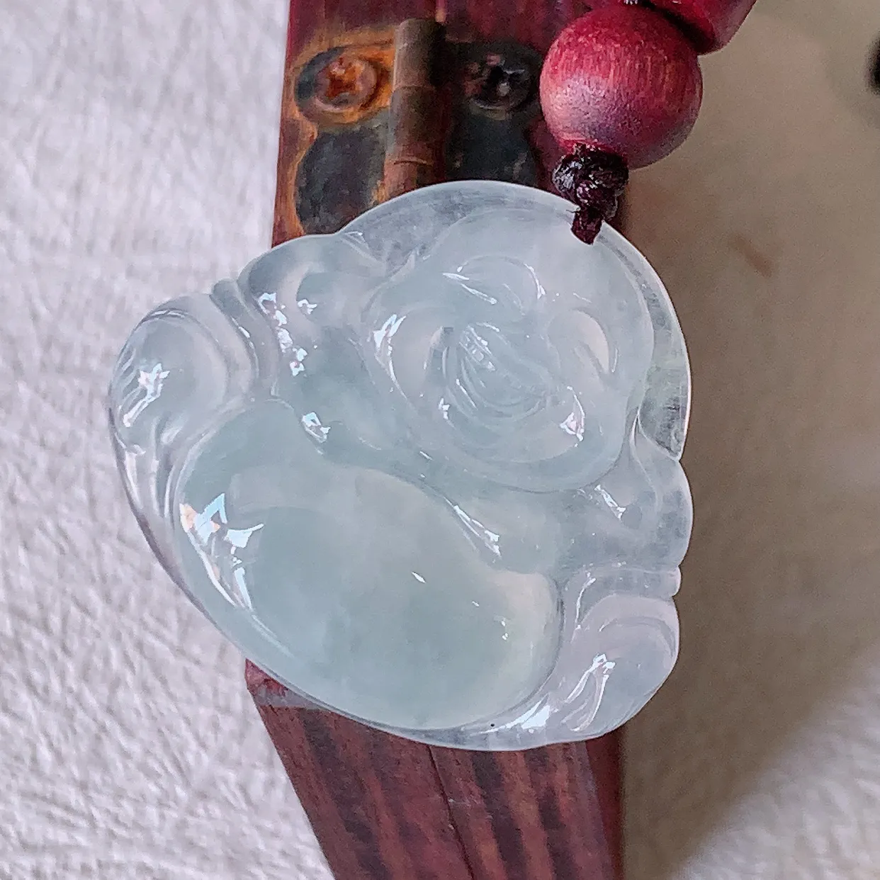 自然光实拍，冰种翡翠佛公，水灵起胶，翠色迷人，佛公在心中，一生平安，饱满圆润，开怀大笑佛公，配戴灵气十足！#46.15